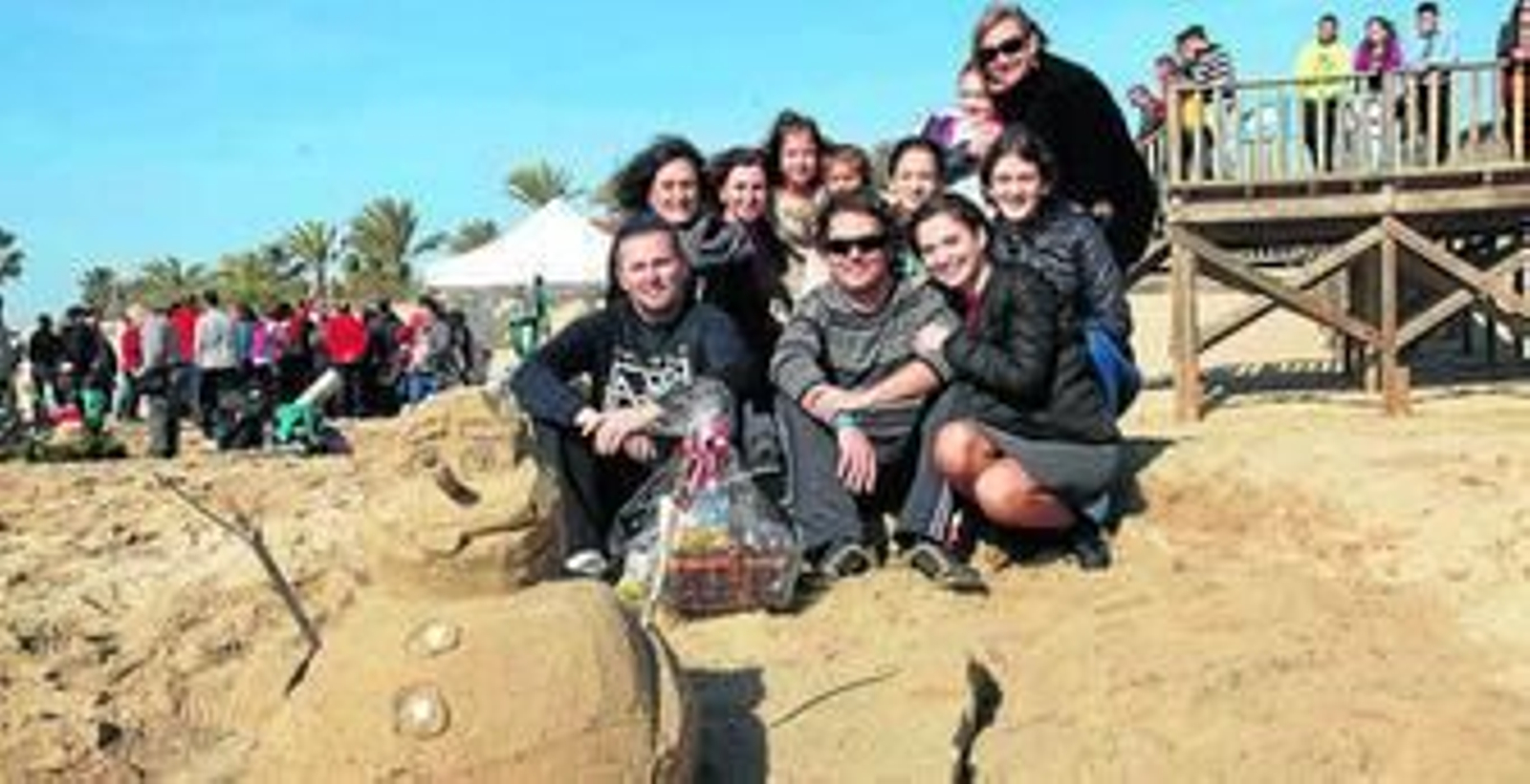 La familia autora de la obra ganadora -en la imagen superior- y algunos de los muñecos del concurso.