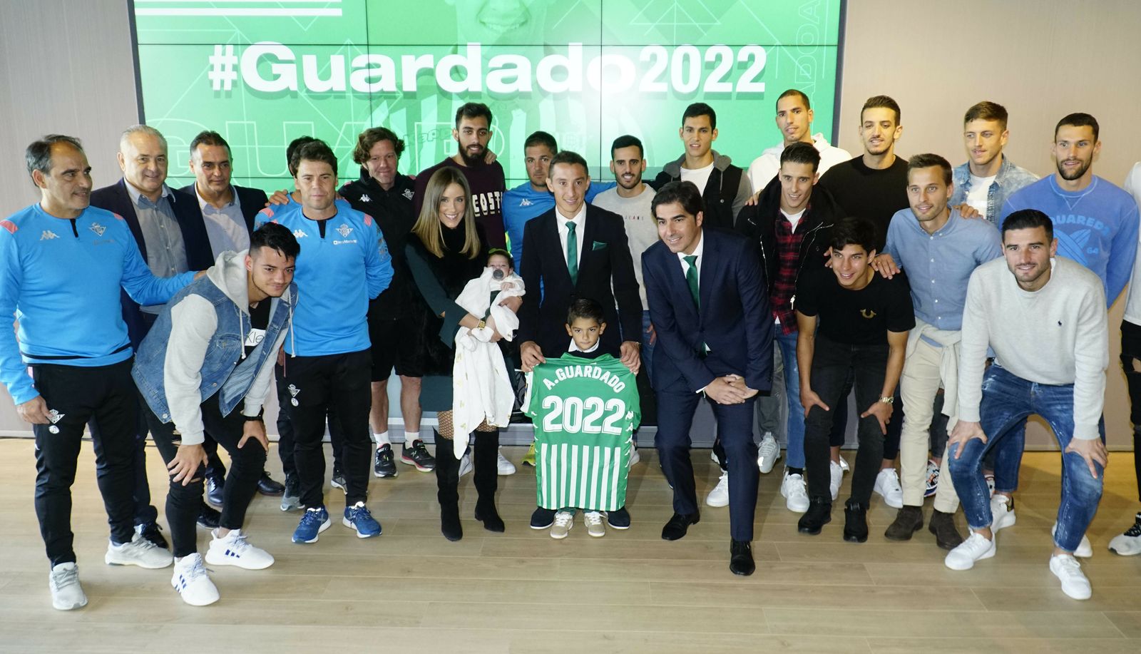 Andrés Guardado posa junto a su familia, el presidente y parte de la plantilla y el cuerpo técnico.