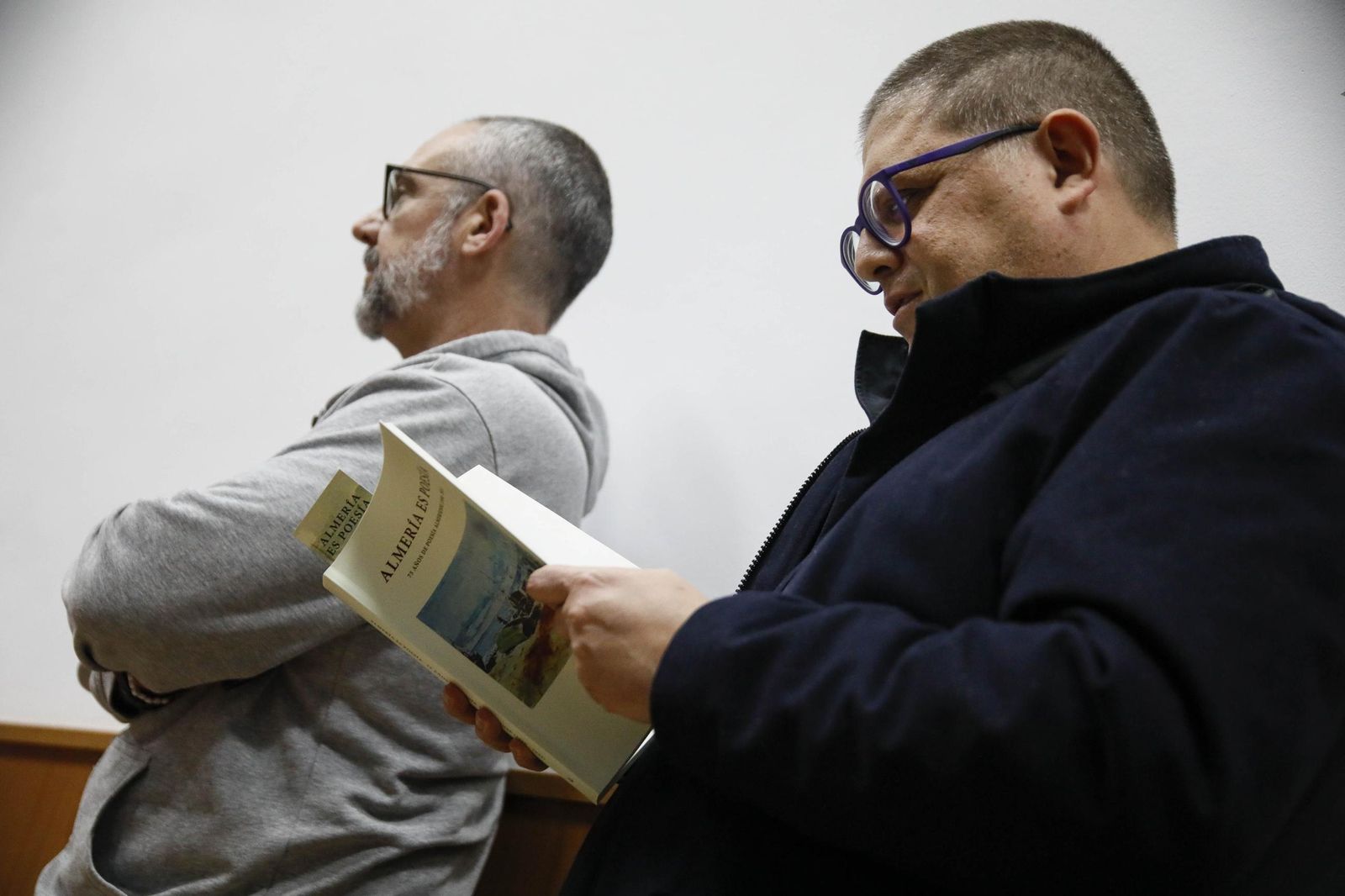 Las imágenes de la presentación del libro "Almería es poesía" en la biblioteca Villaespesa de la ciudad de Almería