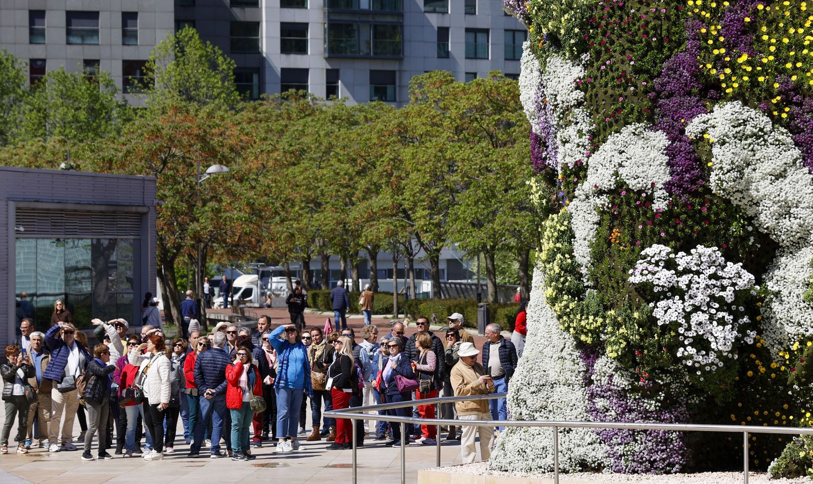 Un guía realiza un recorrido con turistas este lunes, en el Guggenhiem de Bilbao