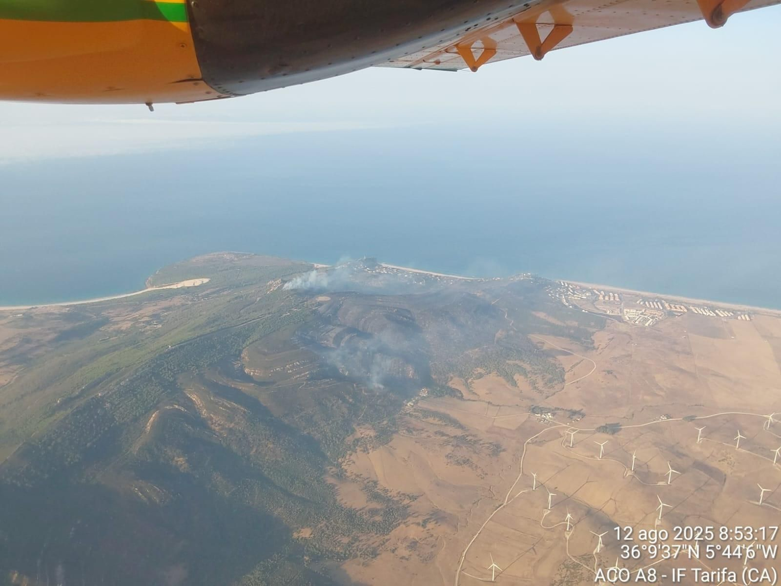 Vista aérea del estado del incendio de Tarifa este martes.