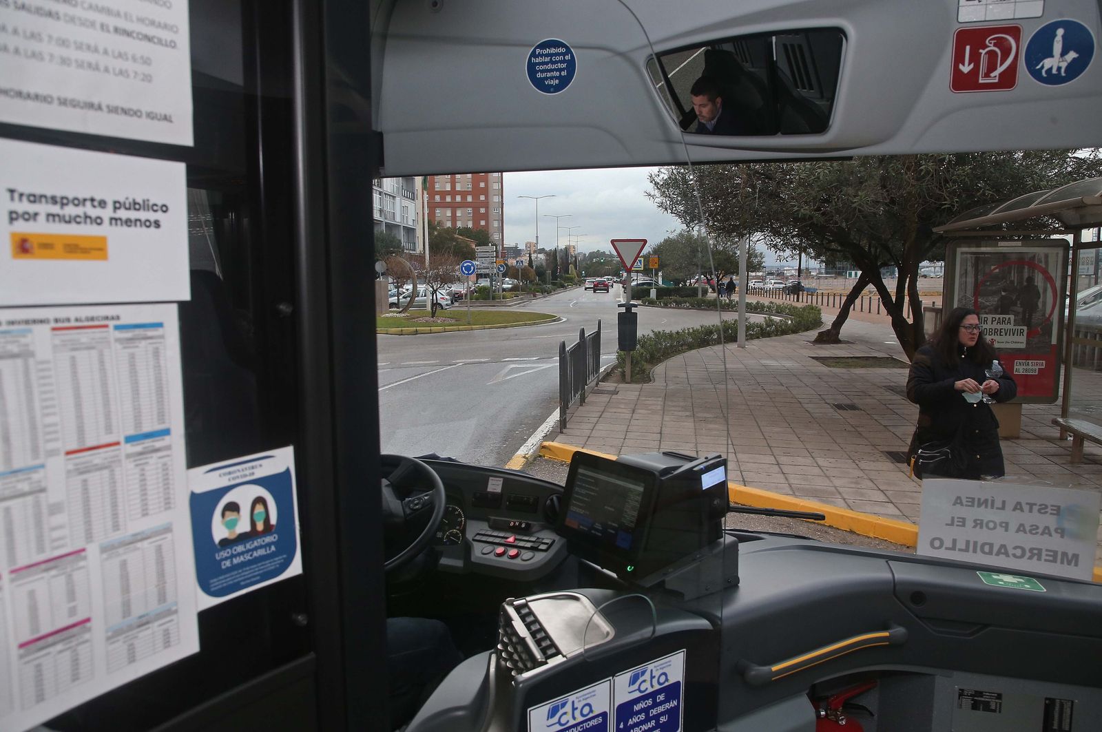 Fotos del primer día sin mascarillas en el transporte público en Algeciras