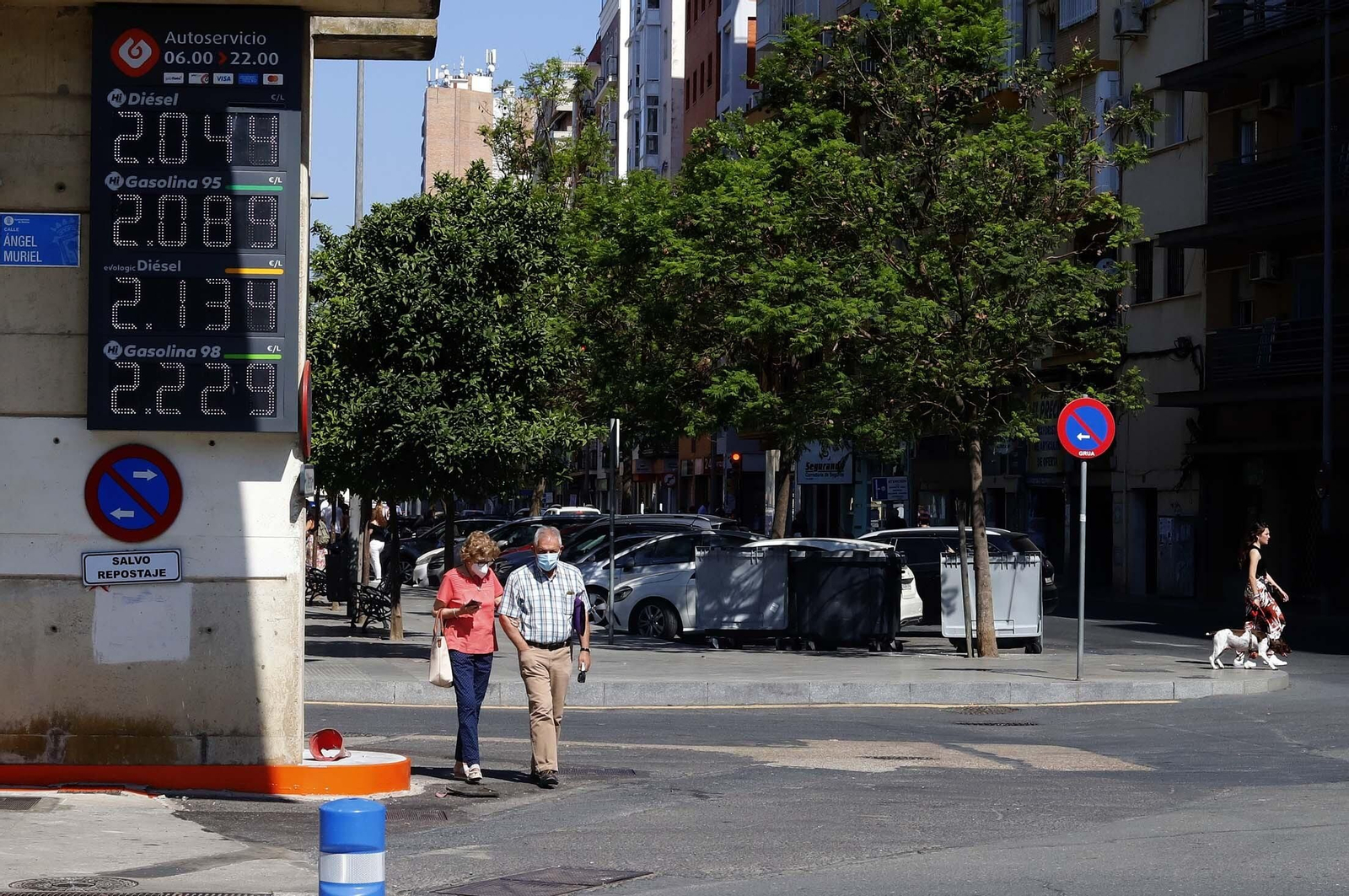 Paseo bajo un intenso calor en Huelva.