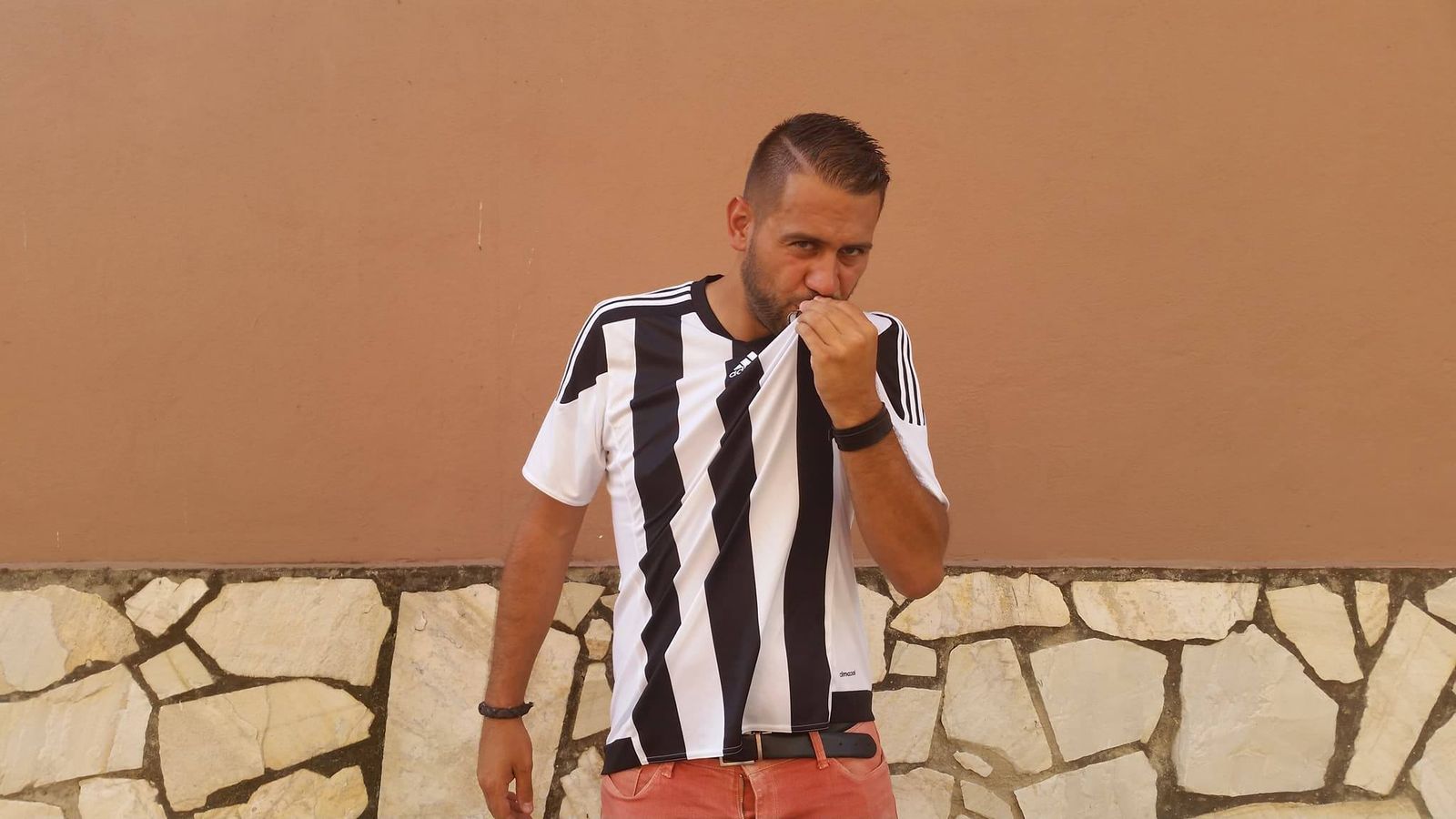 Daniel Ripoll besa el escudo de la Balompédica, ayer.