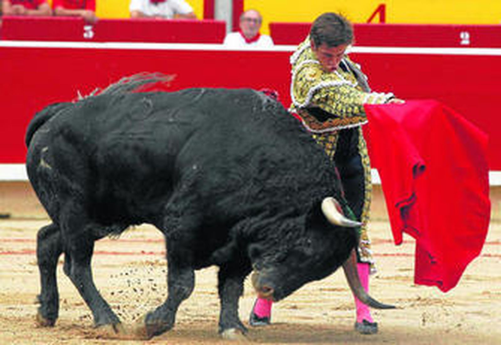 El Juli, en un pase al quinto toro de la tarde en la plaza de Pamplona.