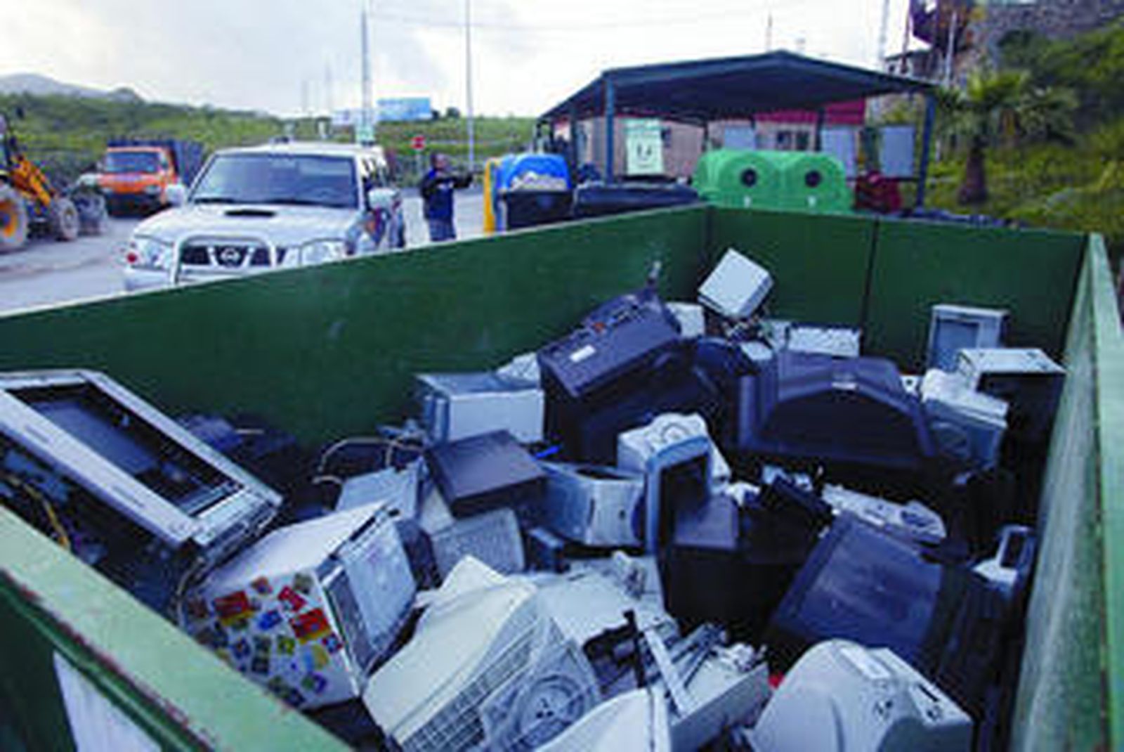Un contenedor de residuos electrónicos en las instalaciones de Los Guijos.