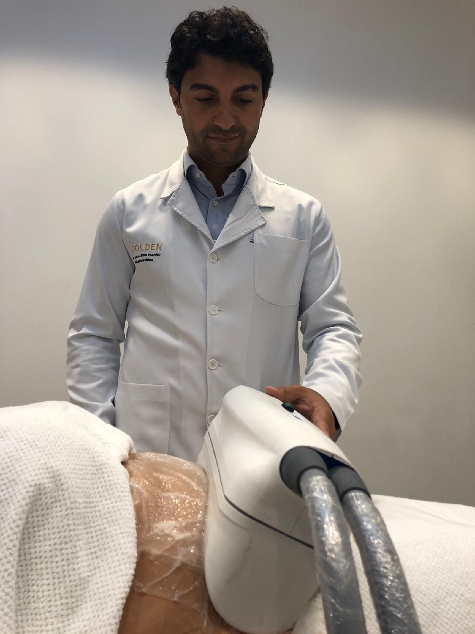 El médico cirujano, Salvatore Pagano, aplicando el tratamiento de frío a -8º.