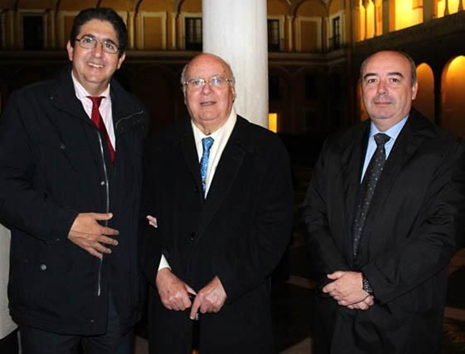 José Joaquín Gallardo, decano del Colegio de Abogados de Sevilla; Nicolás Salas, periodista y escritor, y Francisco de Jesús (Junta de Gobierno del Coaat).

Foto: Victoria Ramírez