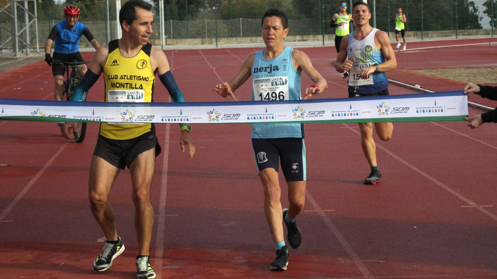 Lola Chiclana cruza la línea de meta en Lucena.
