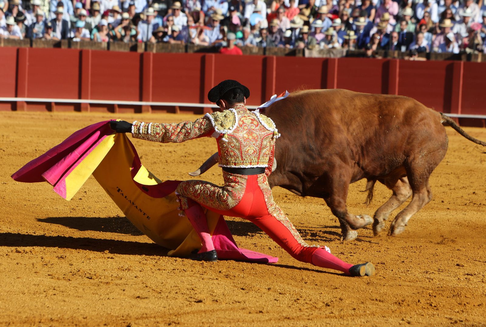 Imágenes de la corrida de toros en la Feria de Sevilla 2023 con El Juli, Alejandro Talavante y Tomás Rufo