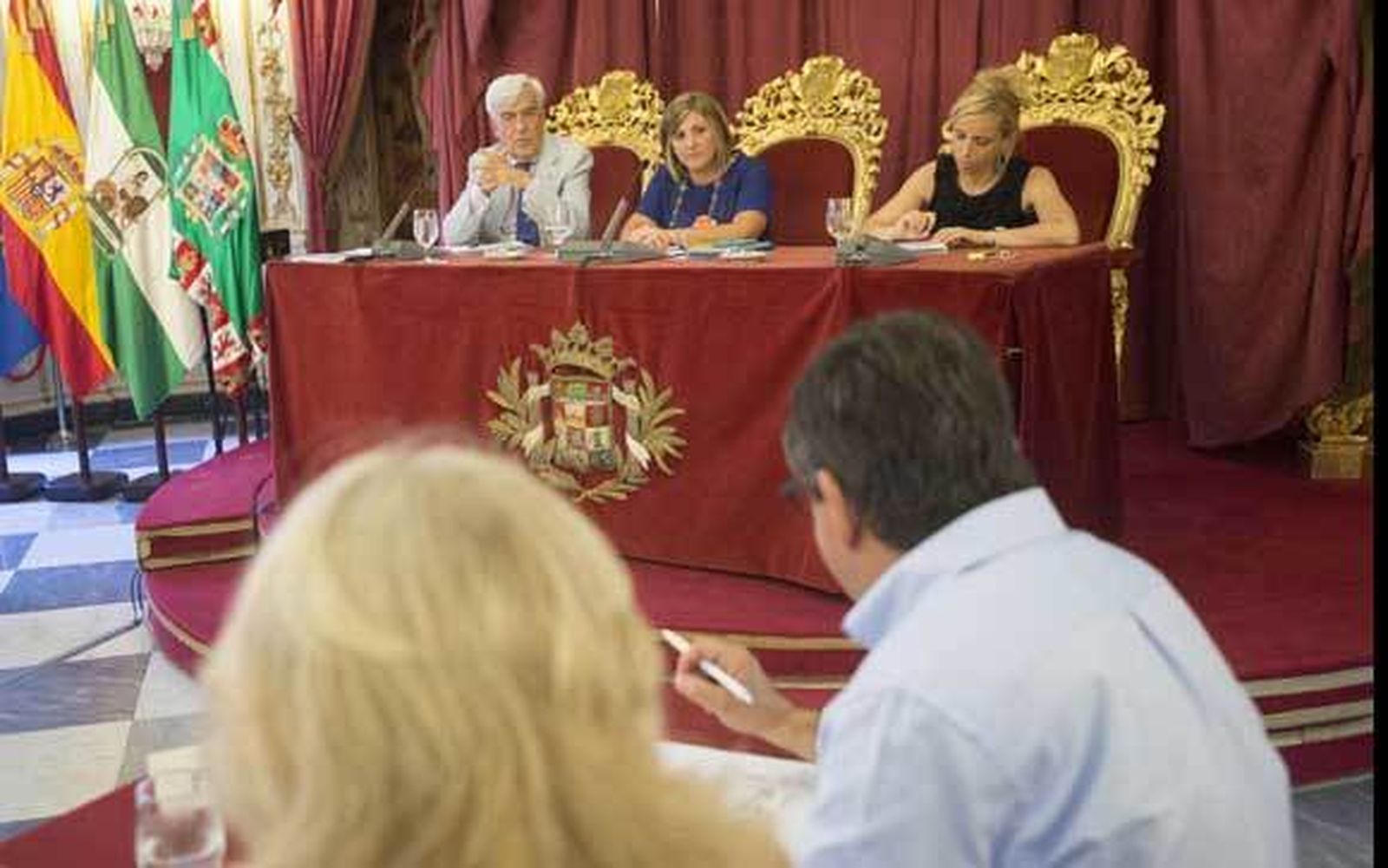 Irene García (PSOE), escucha a José Loaiza (PP), en el pleno de la Diputación del pasado julio. /Joaquín Hernández Kiki