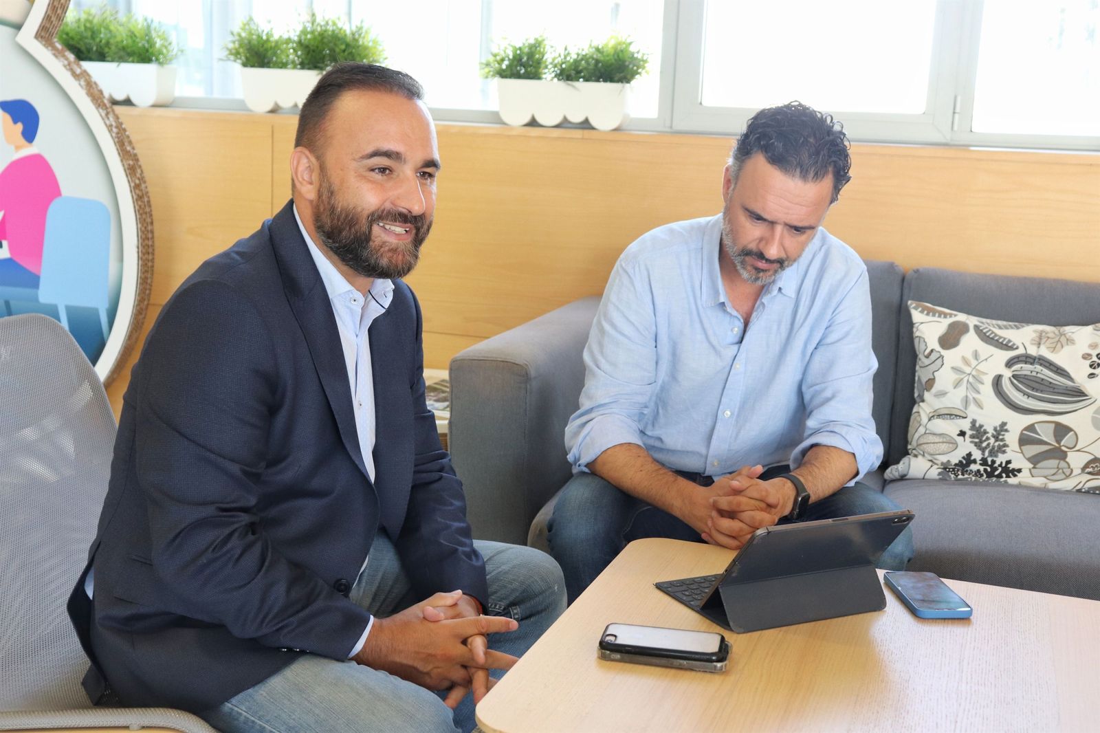 Mario Cortés (PP), durante una reunión con representantes de la Fundación Innova