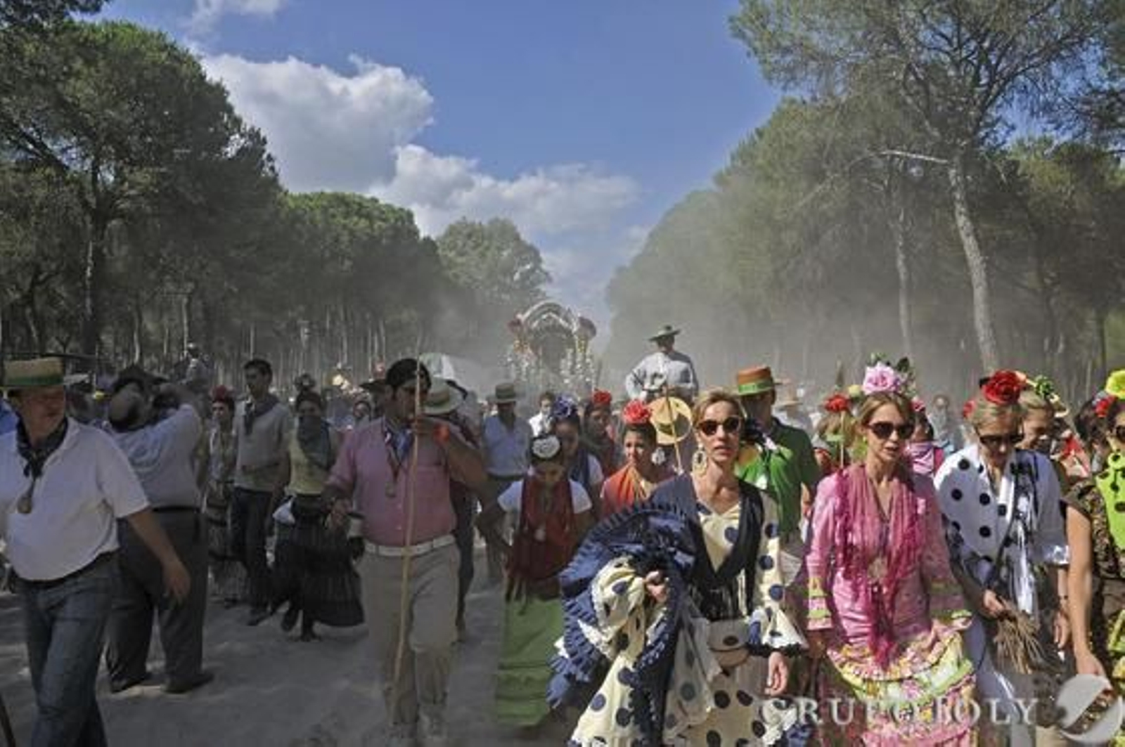 La Hermandad del Rocío de Triana a su paso por la Raya Real antes de llegar a la aldea almonteña.

Foto: Juan Carlos Vázquez