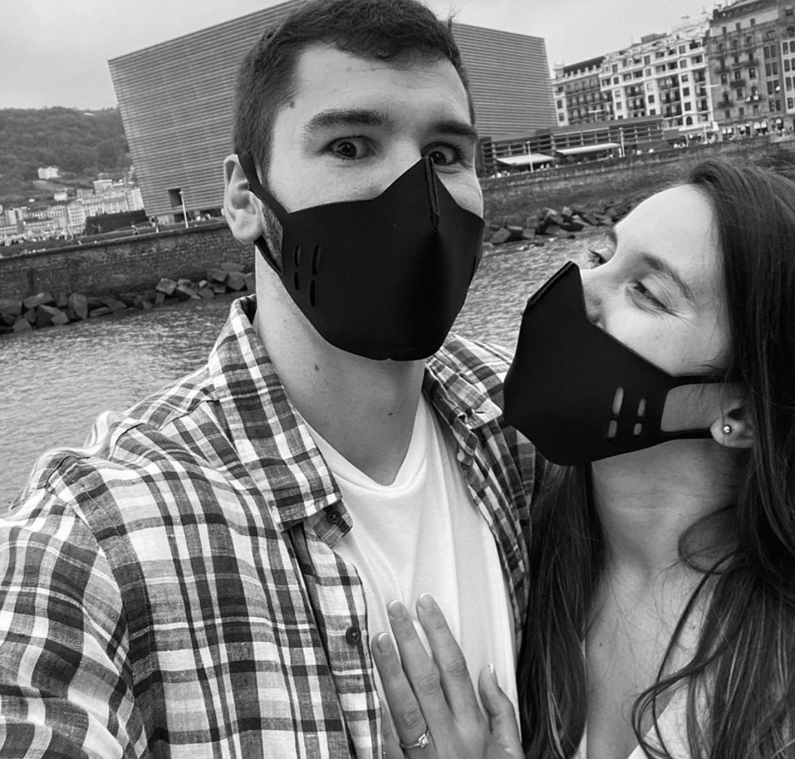 Darío Brizuela, con su pareja.