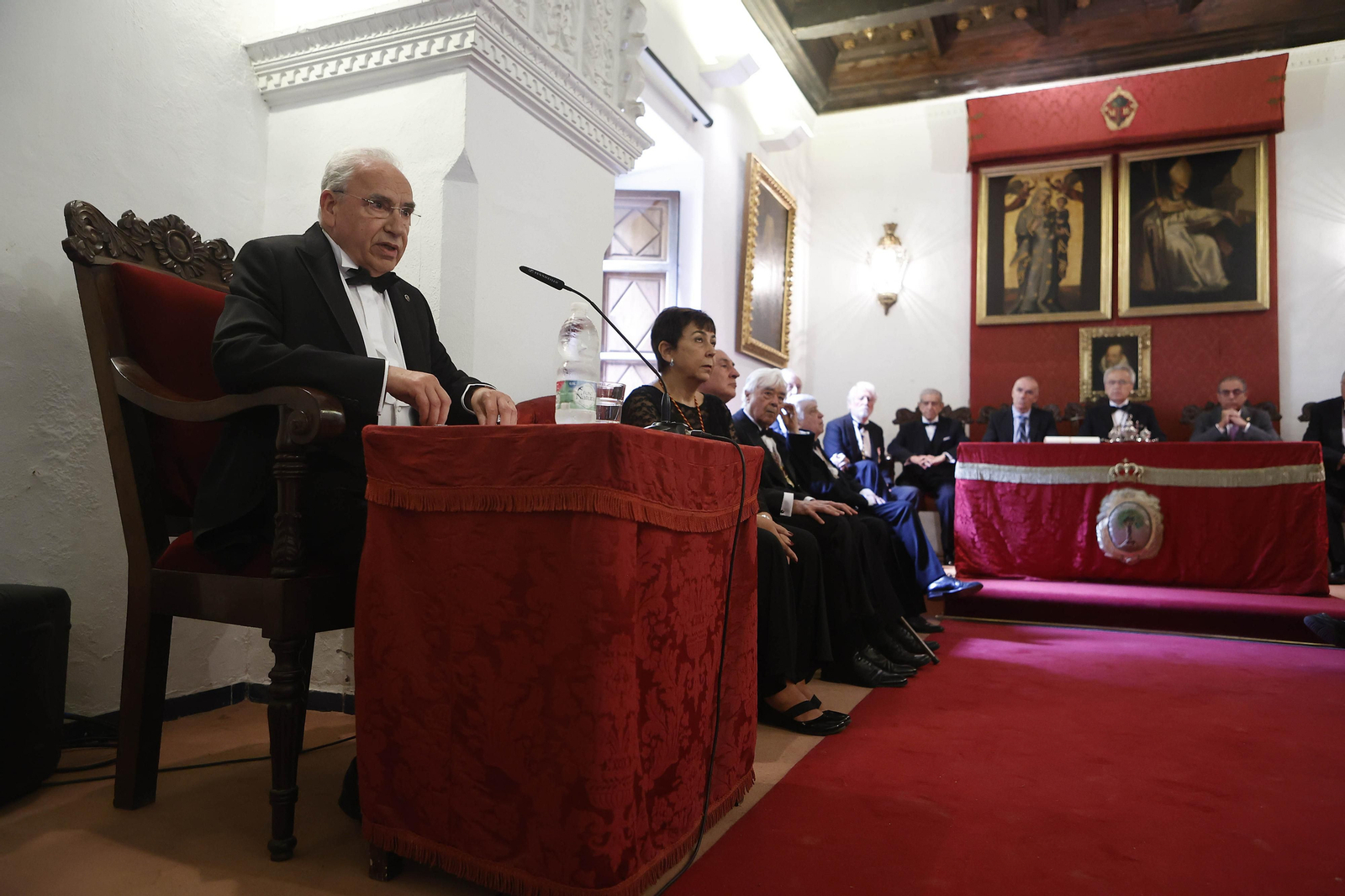 Las imágenes del ingreso de Alfonso Guerra en la Academia de Buenas Letras