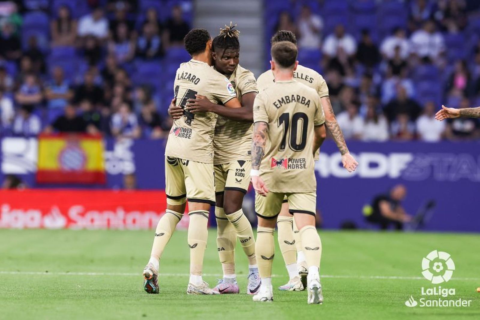 Lázaro Vinicius, con seis tantos, abraza a El Bilal Touré tras el séptimo gol del maliense