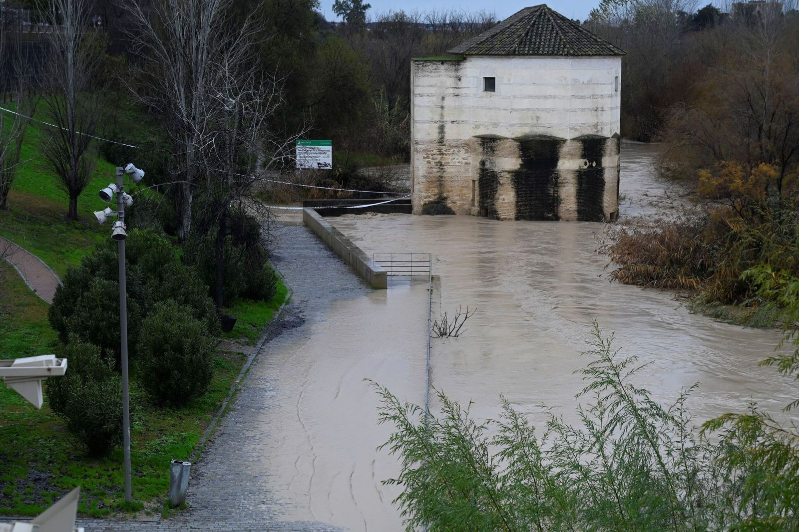 El cauce del río Guadalquivir a su paso por Córdoba tras la borrasca Kristin