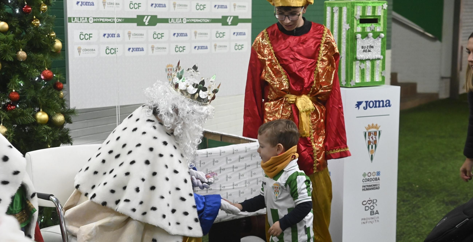 El Rey Melchor atiende a un pequeño cordobesista.