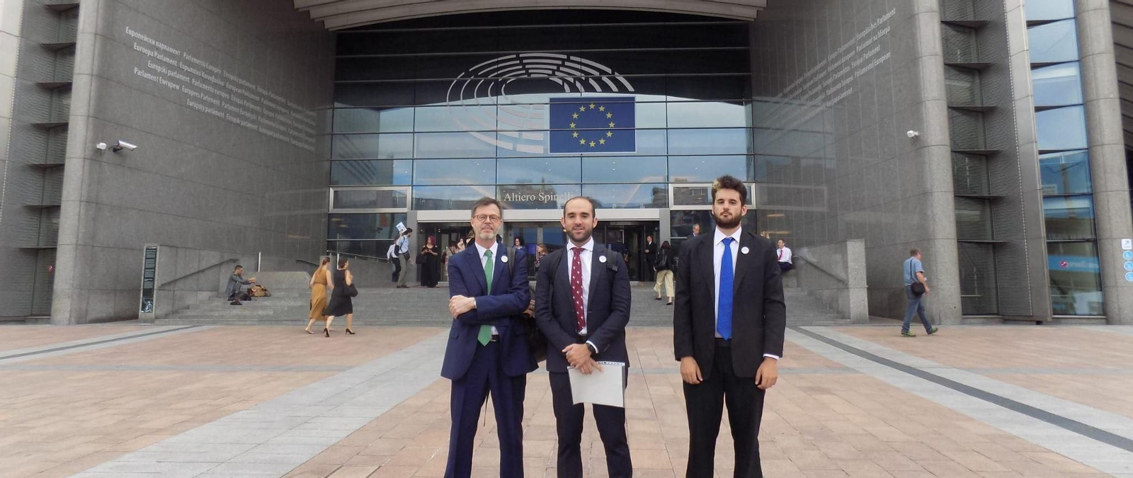 La junta directiva de 'Sevilla quiere Metro' en Bruselas. Enrique de Álava Casado (secretario), Manuel Alejandro Moreno Cano (presidente) y Víctor Aguilar Domínguez (tesorero)