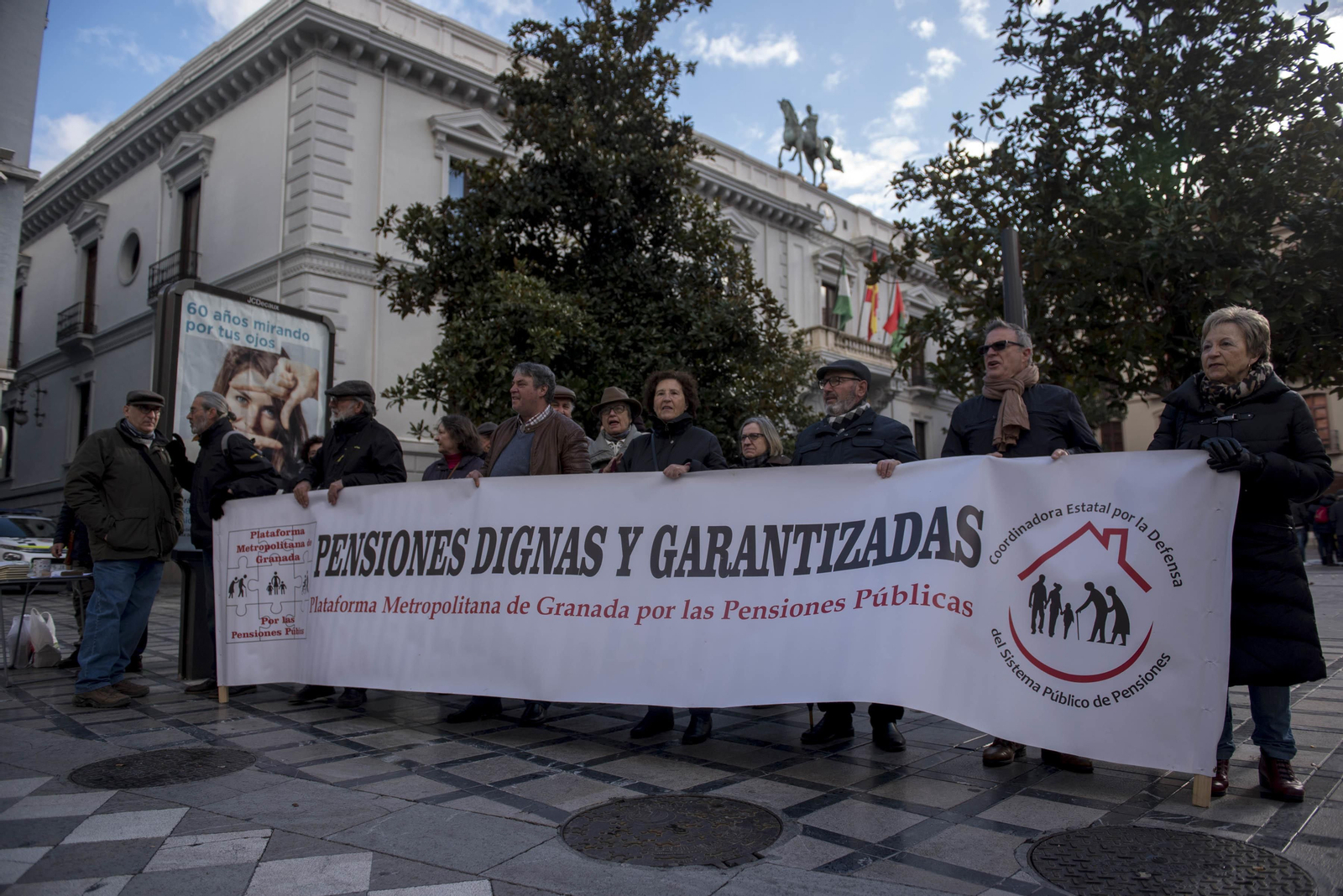 Los pensionistas concentrados ayer en la Plaza del Carmen.
