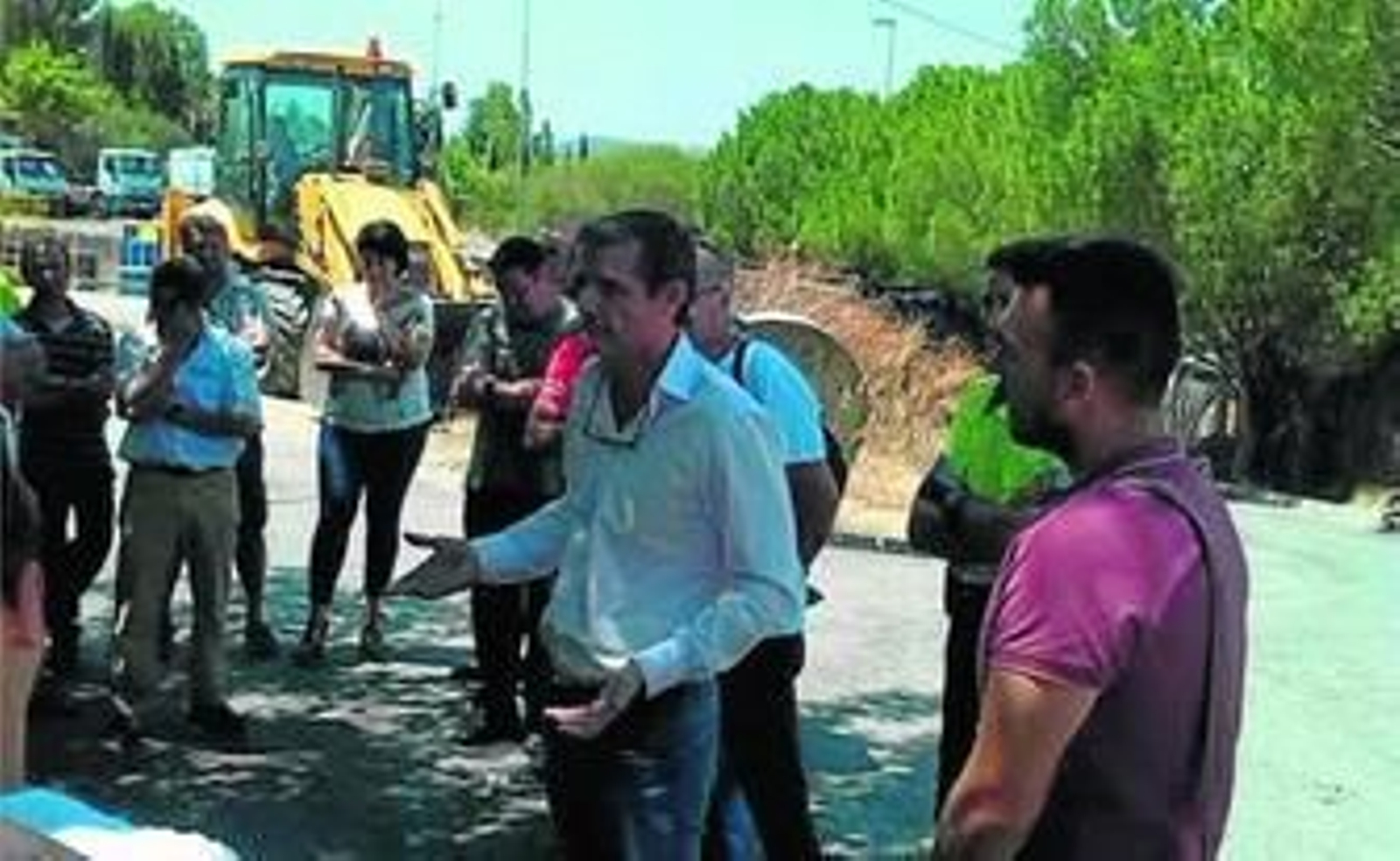 El alcalde explica la situación a los trabajadores de la limpieza.