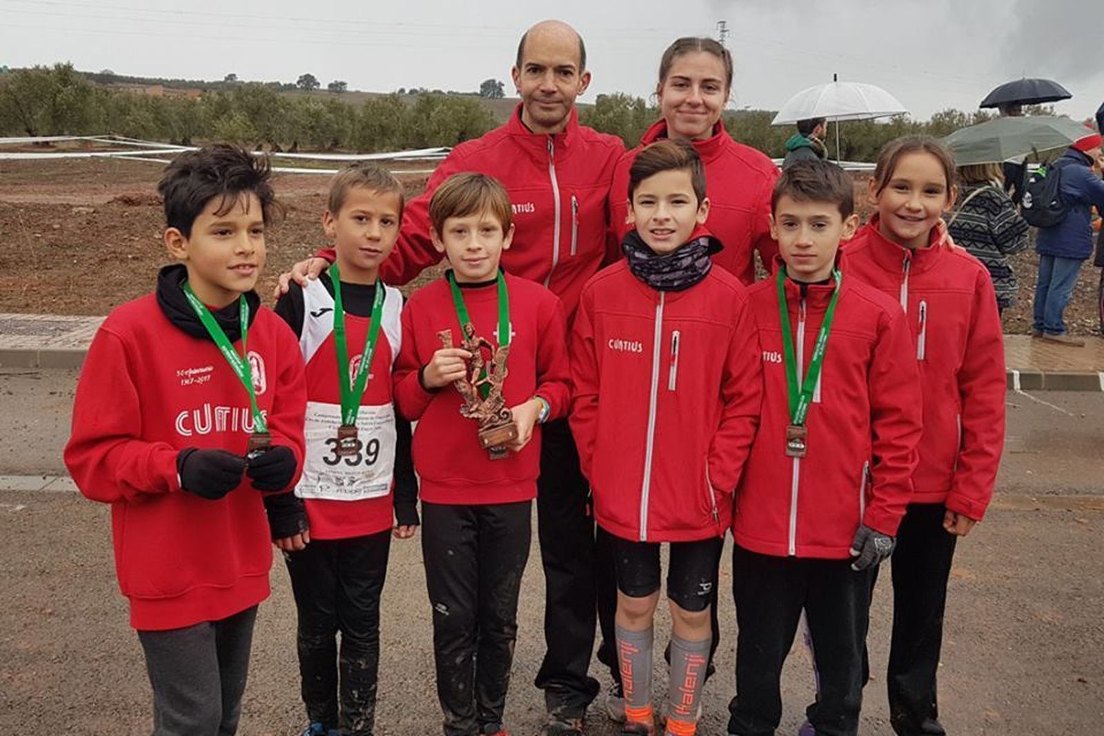 El equipo alevín masculino del Curtius, con los trofeos obtenidos en el Andaluz disputado en Carbonero.