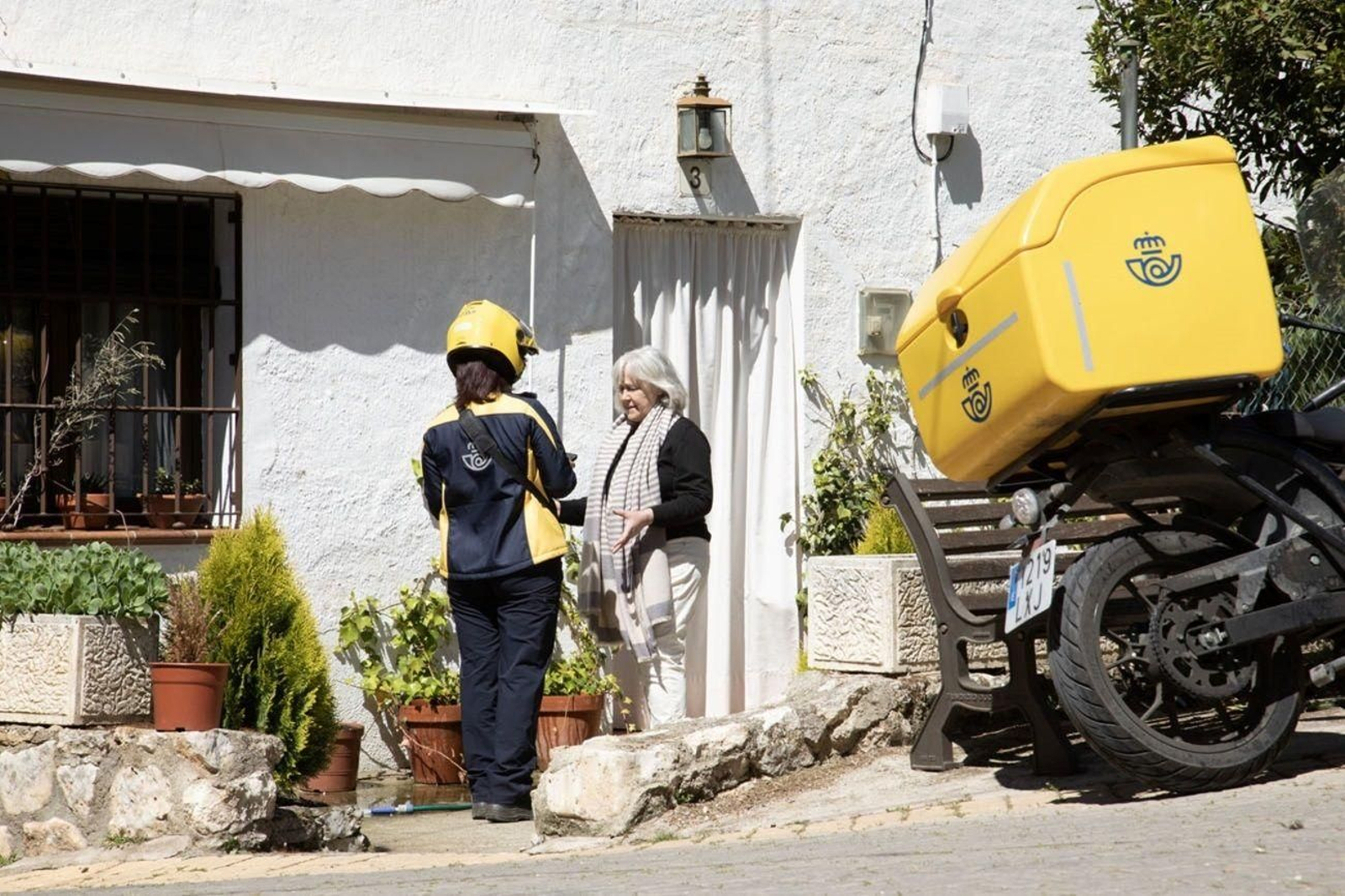 Imagen de archivo de una trabajadora de Correos. Imagen de archivo de una trabajadora de Correos.