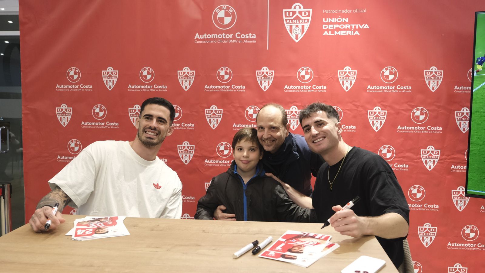 La firma de autógrafos de Jon Morcillo y Miguel de la Fuente en Automotor Costa BMW