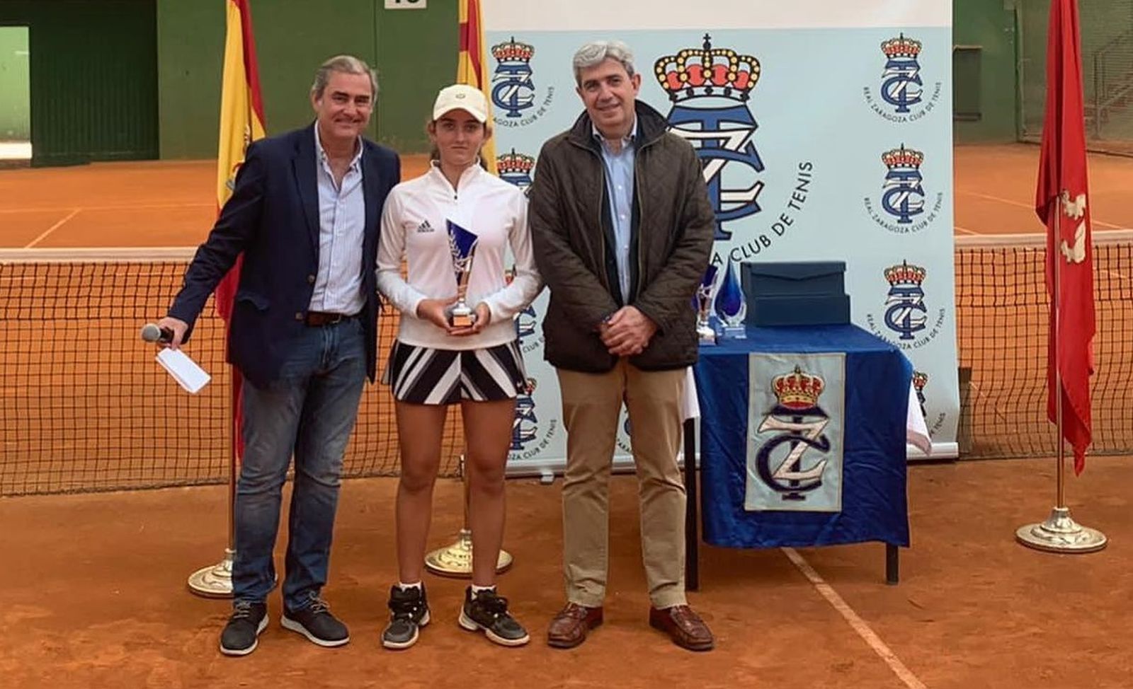 Candela Yécora, con las autoridades.