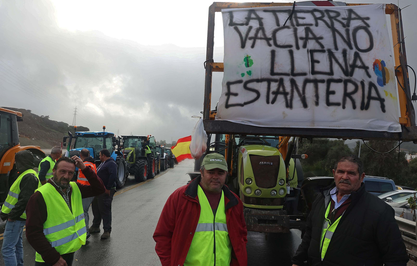 El corte del acceso sur de Algeciras por los tractoristas de Cádiz, en imágenes