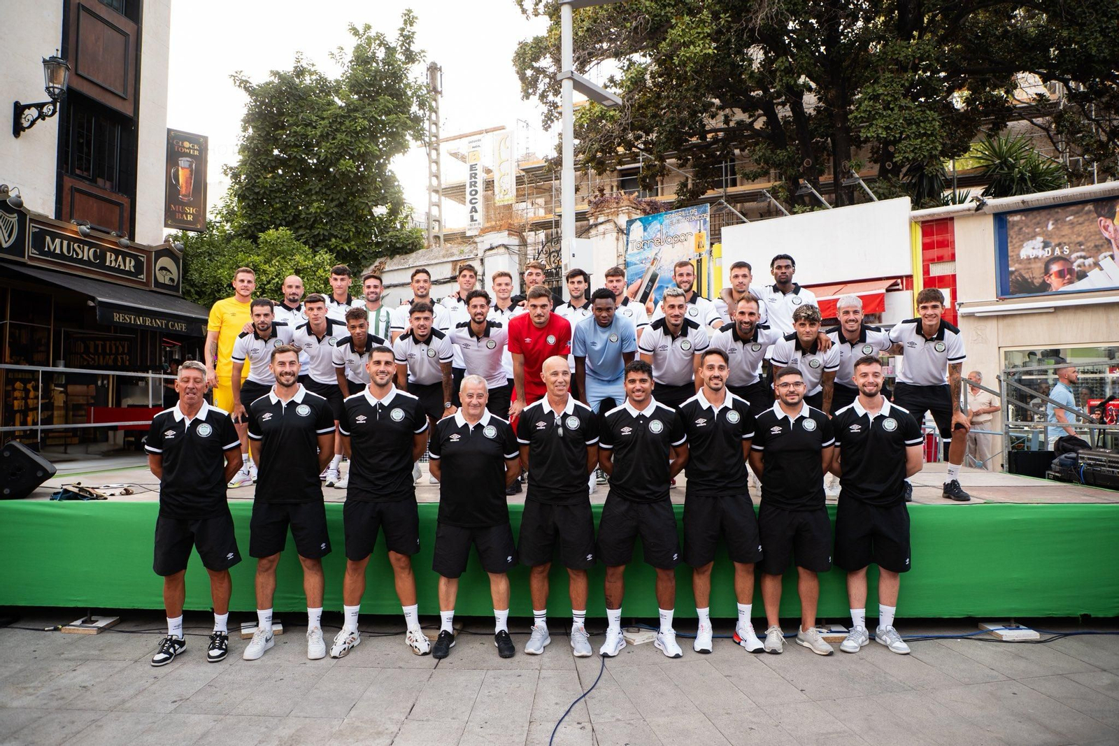 La plantilla y el cuerpo técnico del conjunto malagueño, en la presentación de su nueva equipación.