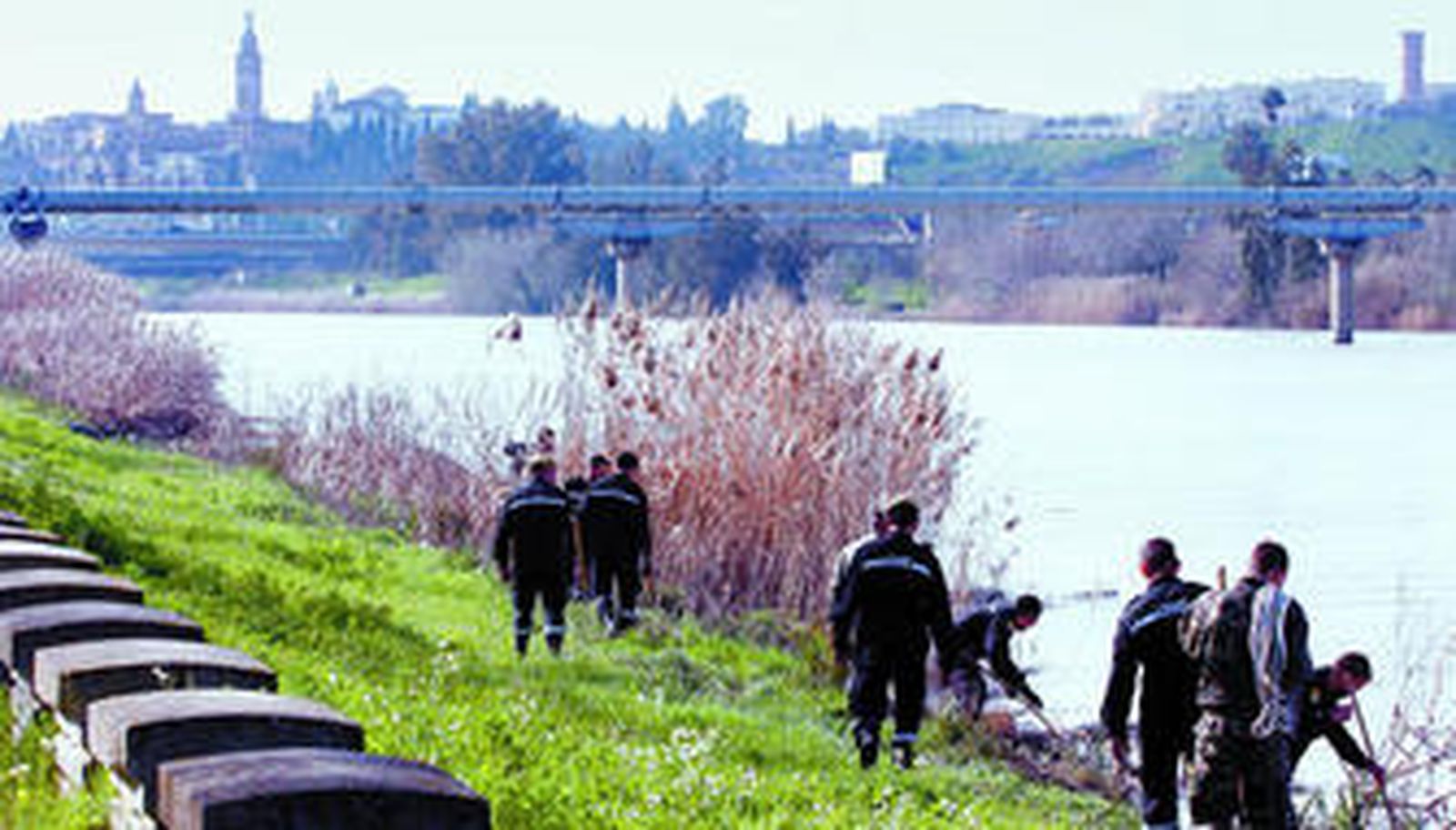 Un equipo de 80 militares rastrea a pie las dos orillas del Guadalquivir