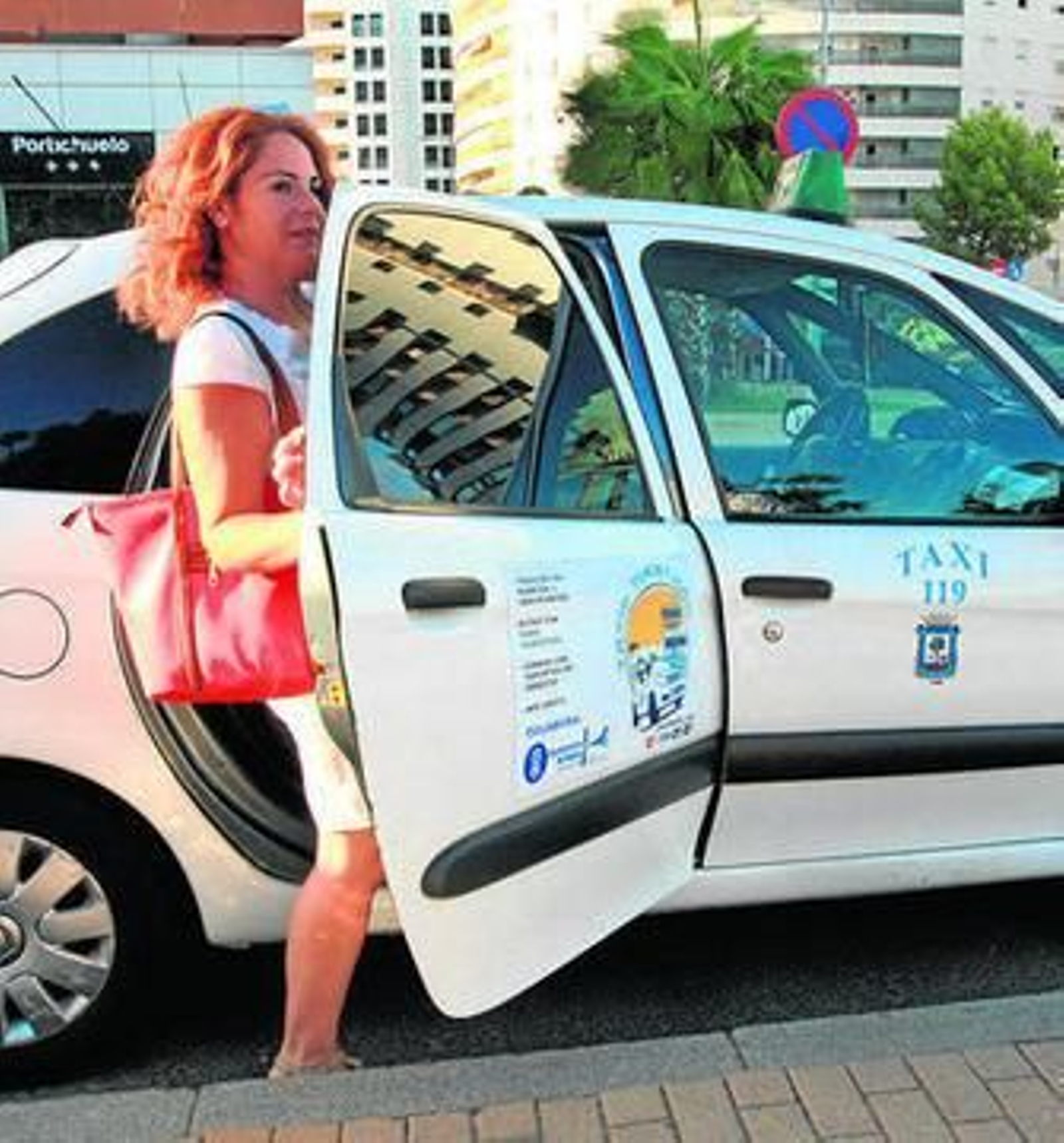 Una cliente accede a uno de los taxis turísticos de la capital.