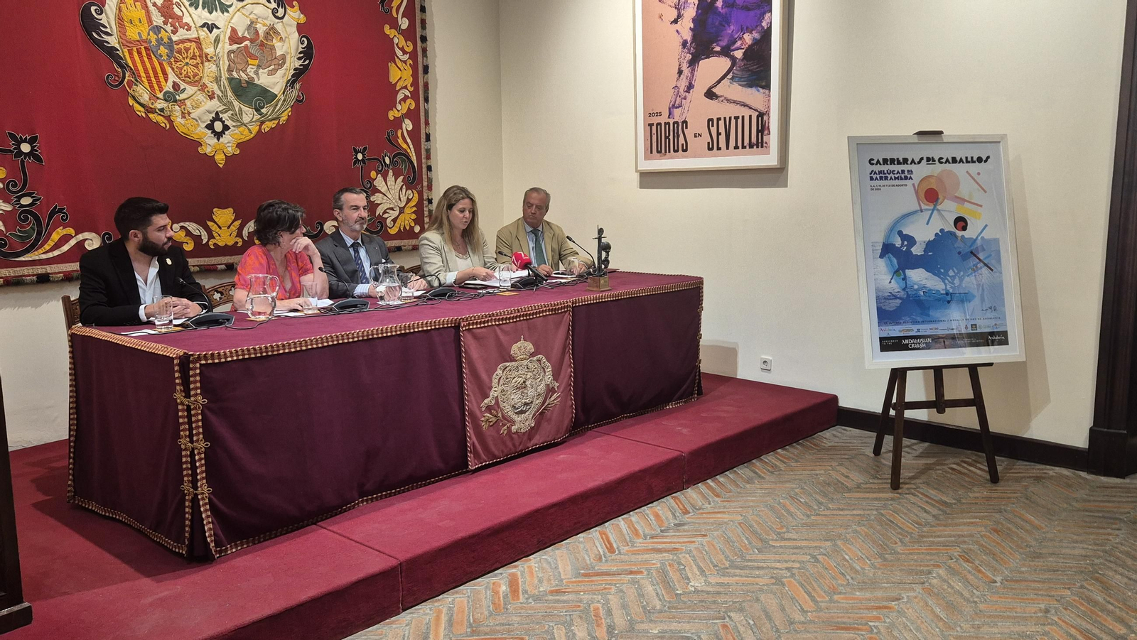 Acto de presentación en Sevilla del cartel de las Carreras de Caballos en las playas de Sanlúcar en 2025