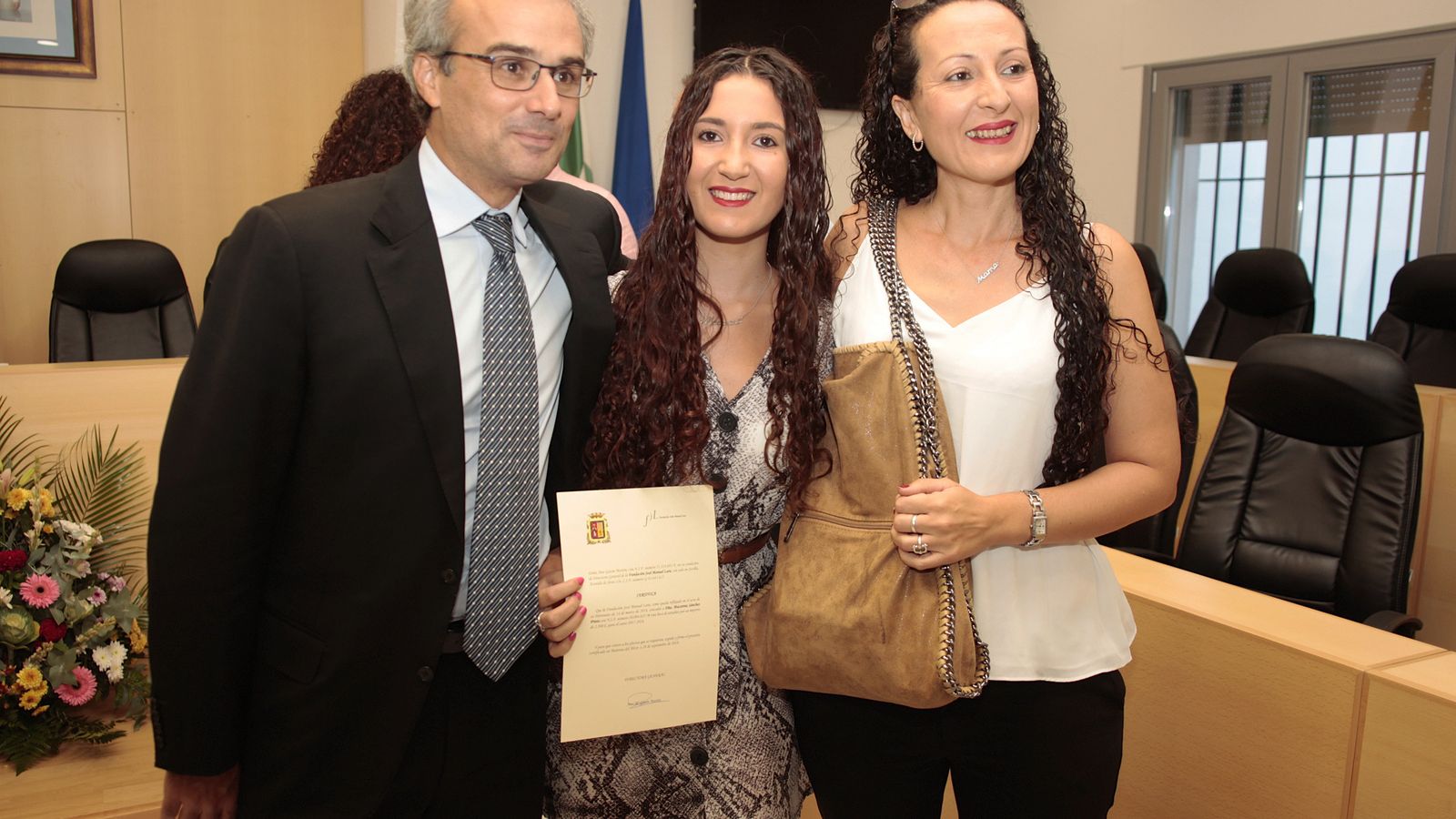 El presidente de la Fundación, José Manuel Lara García, con una de las alumnas becadas.