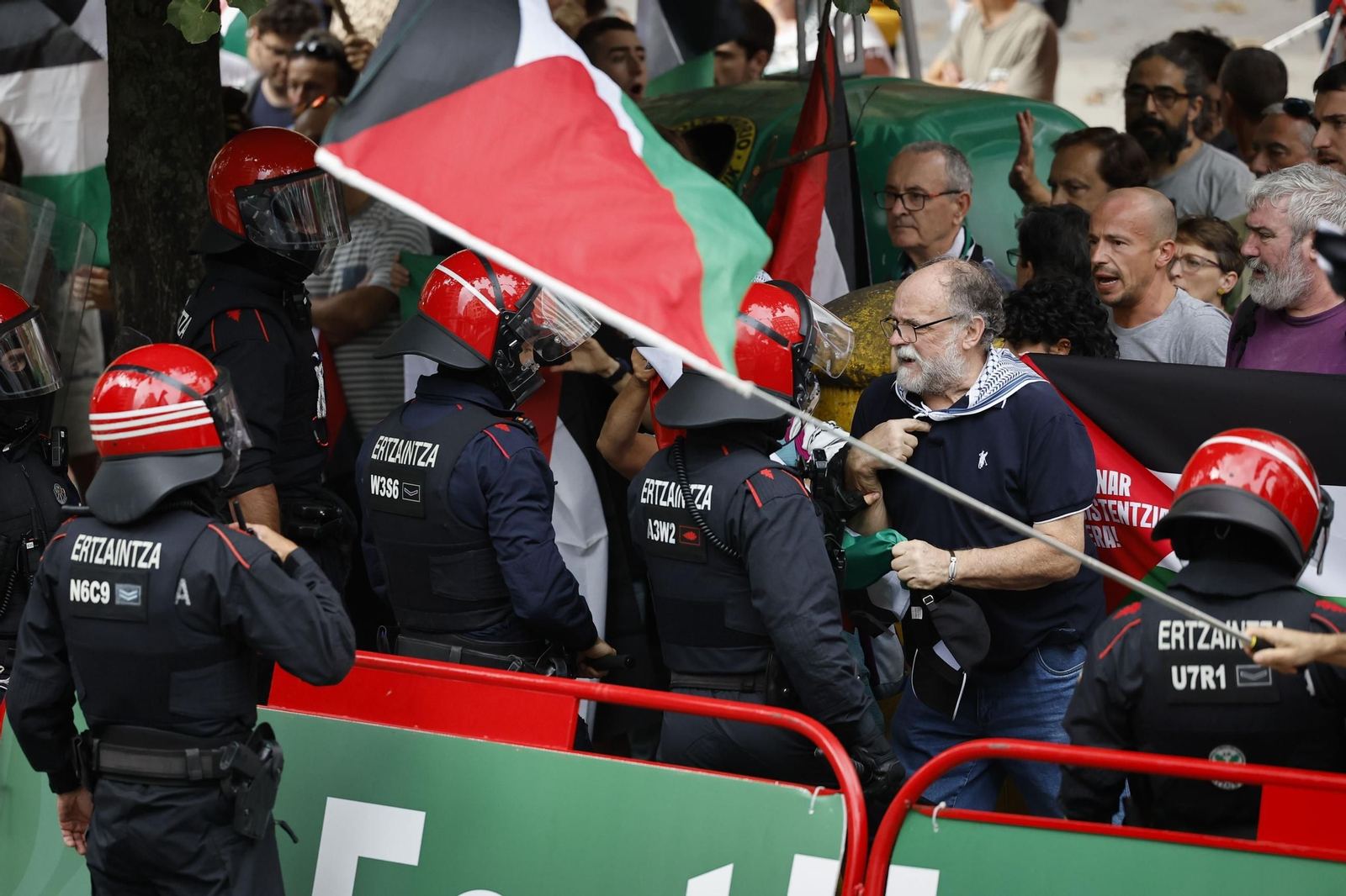 Las fotos de la Vuelta a España con el lío de la suspensión en Bilbao | Etapa 11