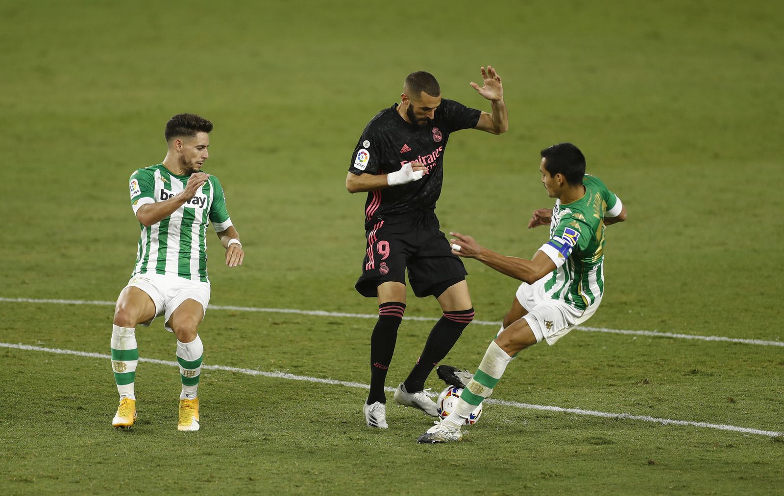 Álex Moreno junto a Mandi y Benzema.