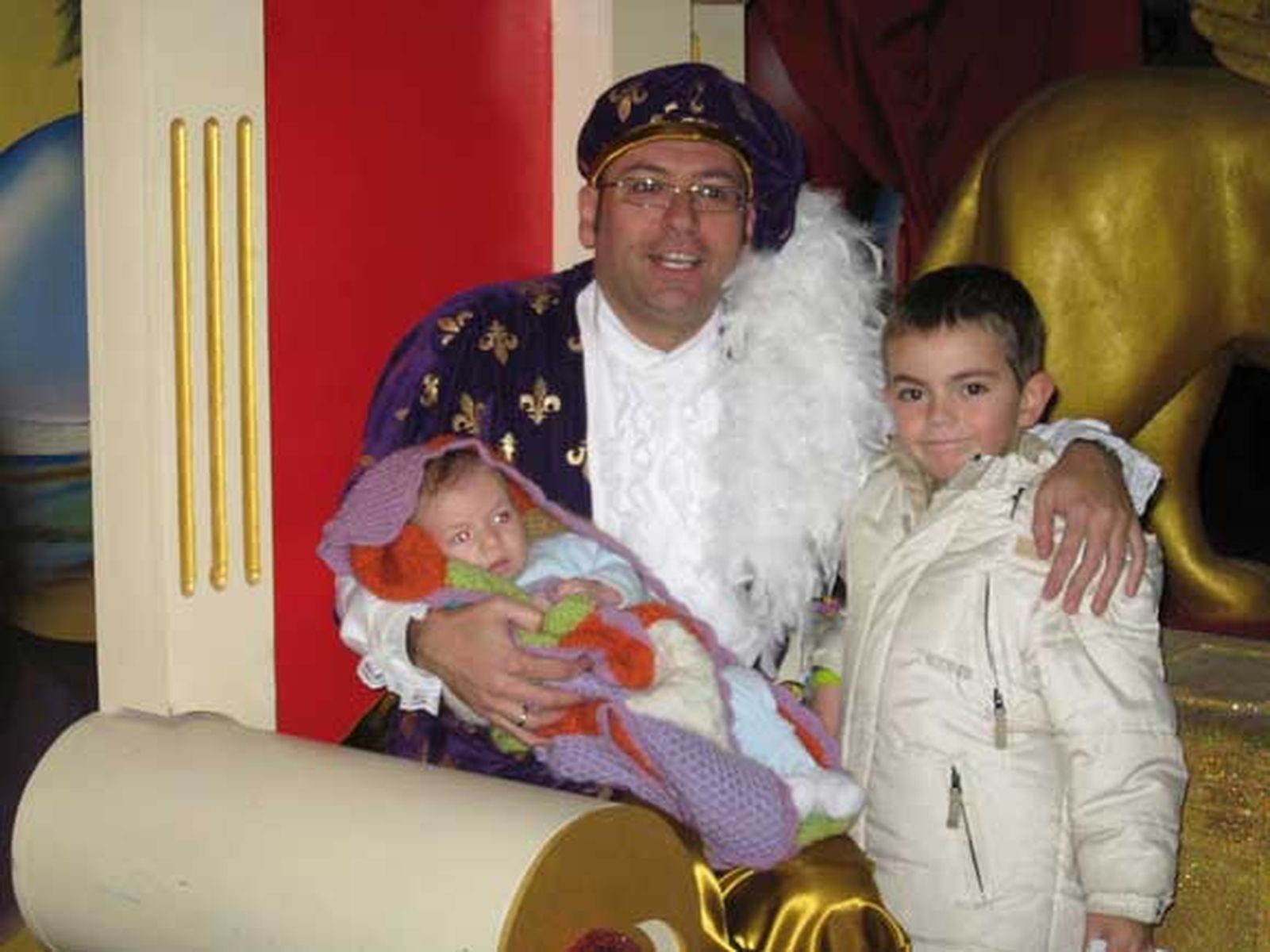 El Paje Real finaliza su misión en Cádiz tras haber recogido las cartas que los niños han redactado para los Reyes Magos.