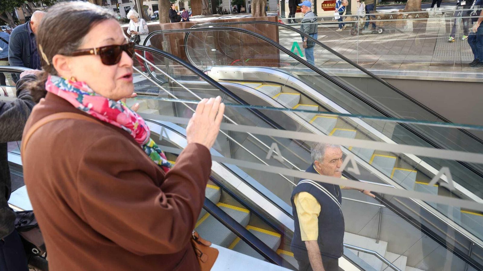 Carmen, usuaria habitual del Metro desde antes de la ampliación, ante la estación de Atarazanas.