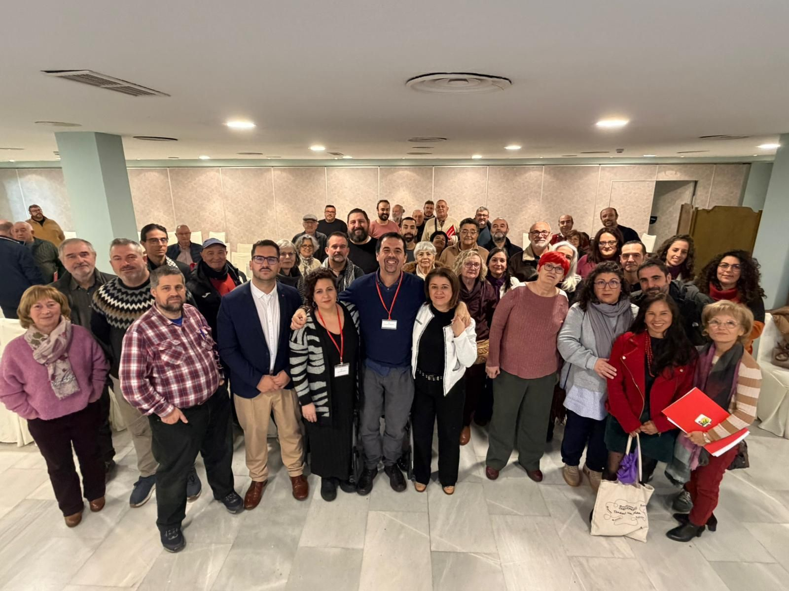 Foto de familia de la asamblea, con Javier Quijada en el centro