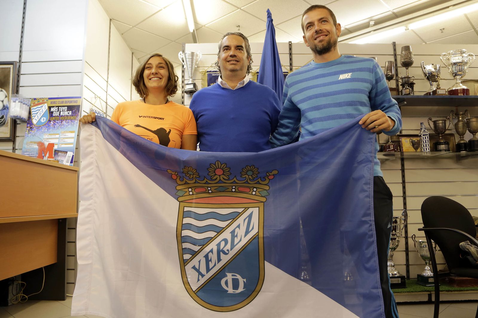 Manuela Carmona, Miguel Ángel Gallardo y Alberto Pérez sostienen la bandera del Xerez CD.