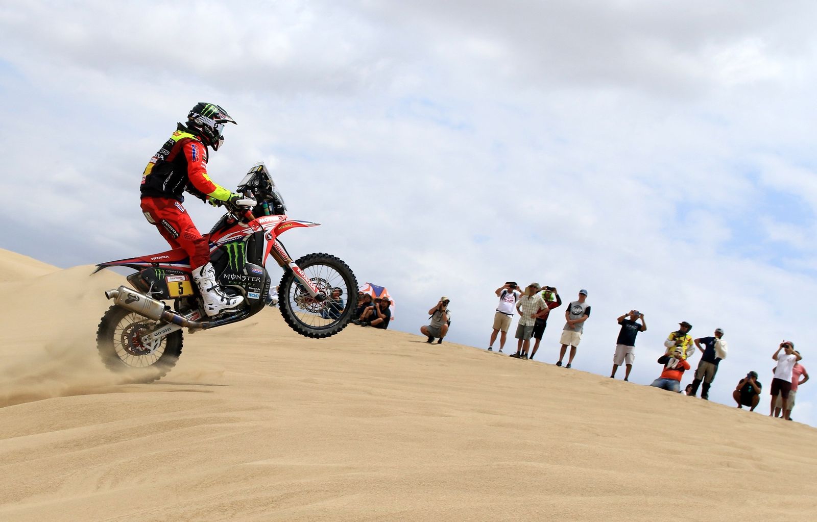 El español Joan Barreda supera una duna durante la primera etapa del Dakar.