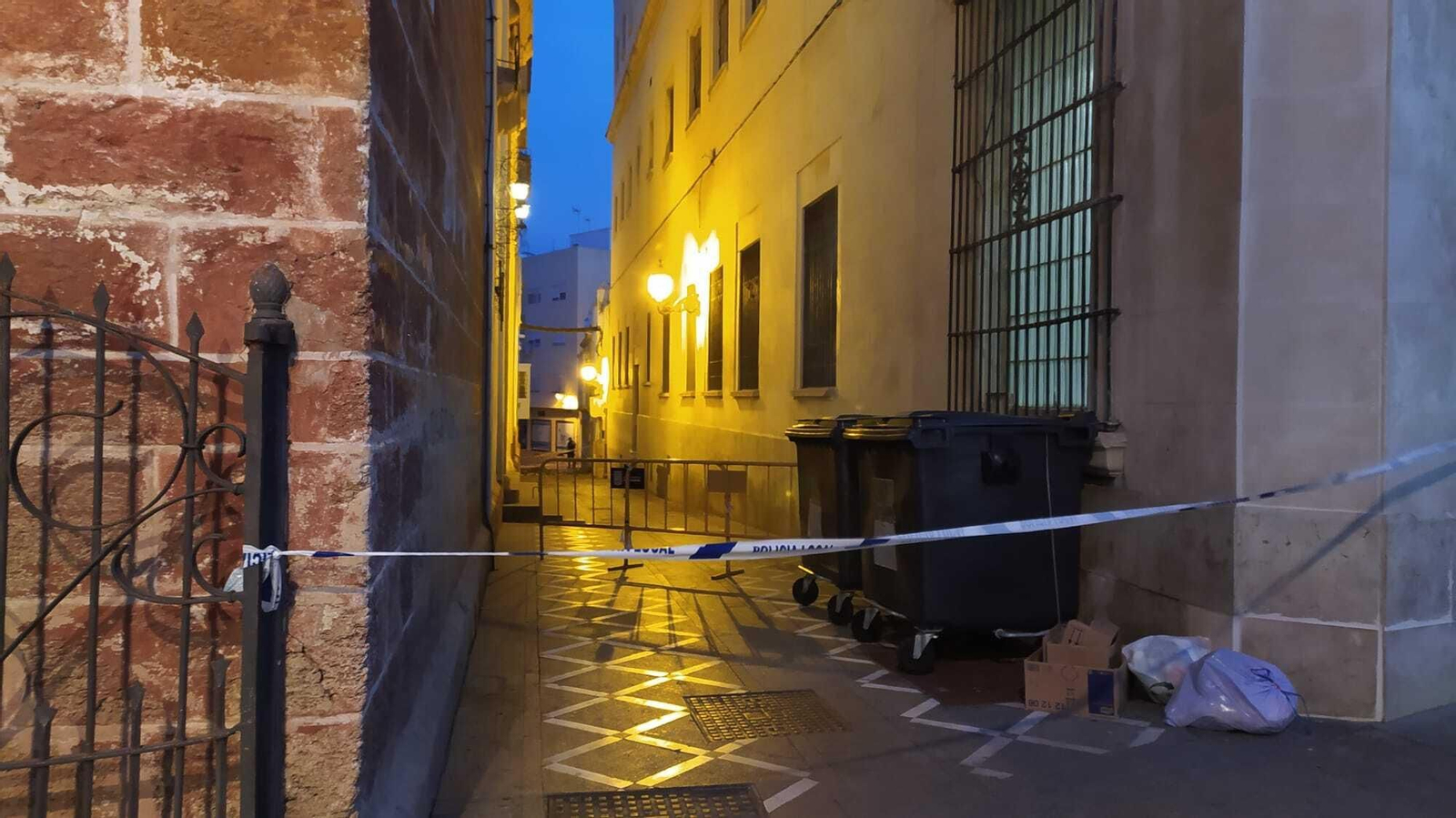 El Callejón de la Soledad, en una reciente intervención de bomberos y Policía Local. El Callejón de la Soledad, en una reciente intervención de bomberos y Policía Local.