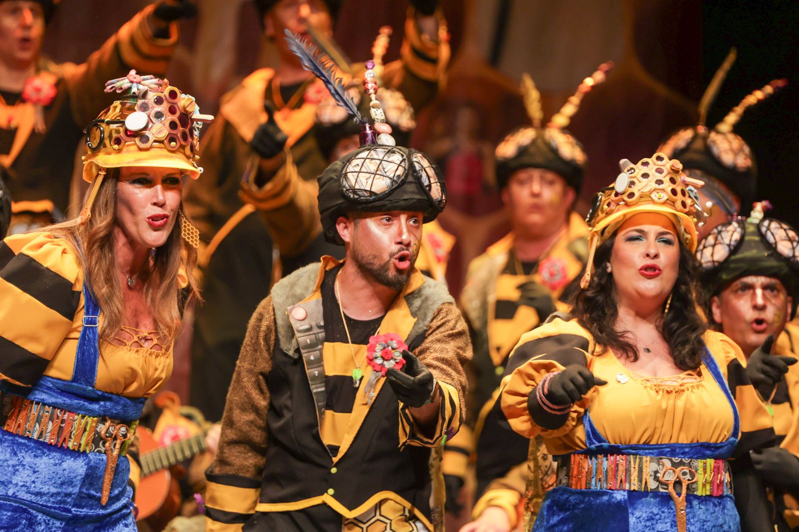 Imágenes de la actuación del coro de Huelva "La Rendición de los Bribones" en el Carnaval Colombino