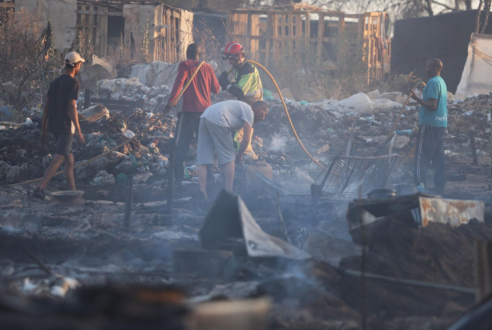 Las imágenes del incendio en un asentamiento en Lucena del Puerto