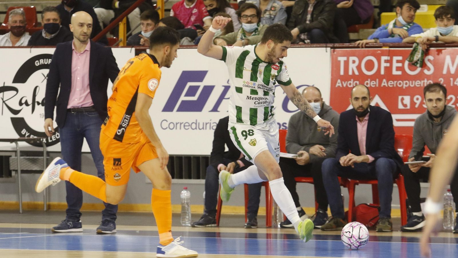 Perin durante una acción del partido ante el Burela.