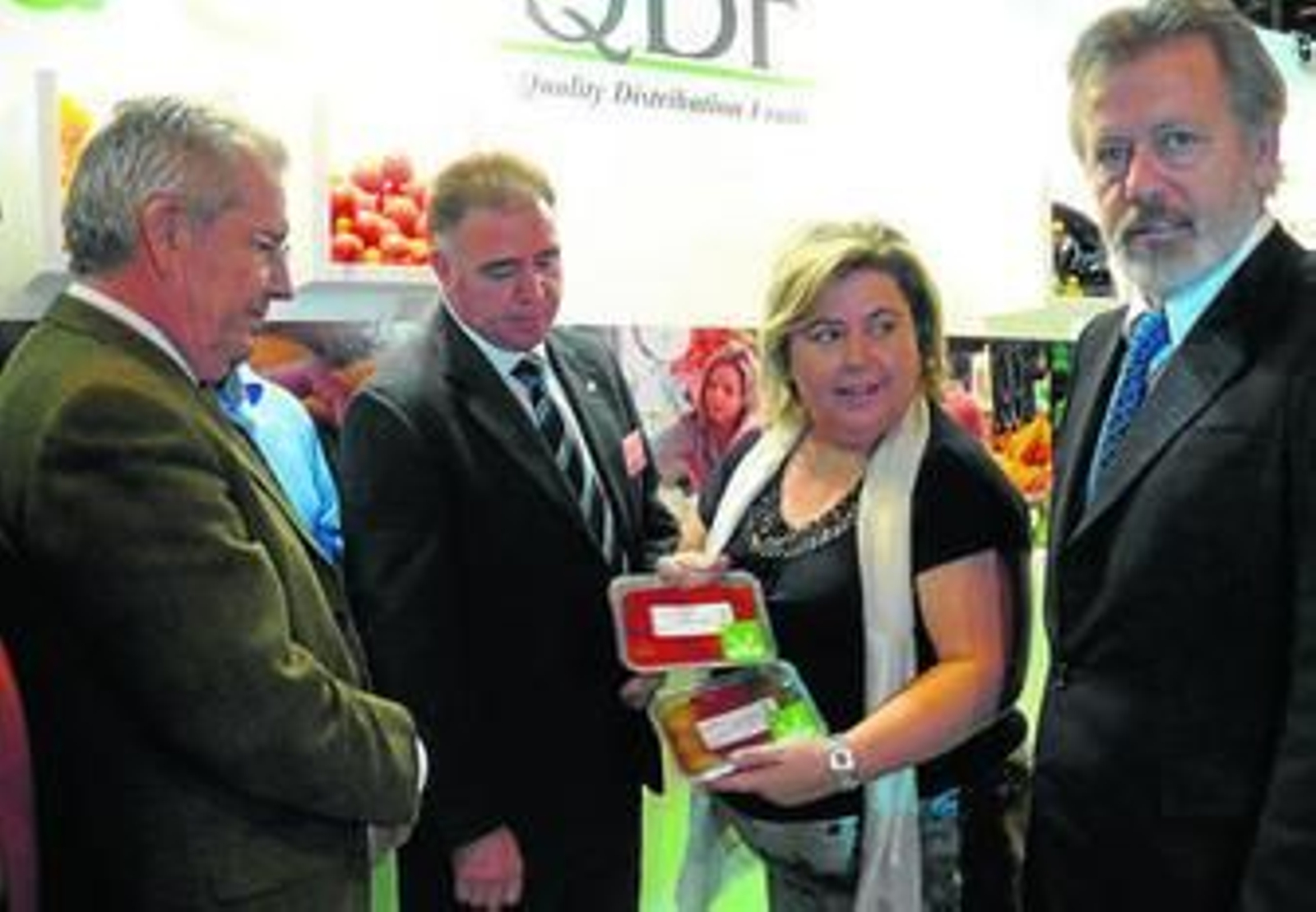La consejera de Agricultura, Clara Aguilera, junto al delegado provincial, Juan Deus, en Fruit Attraction 2009.