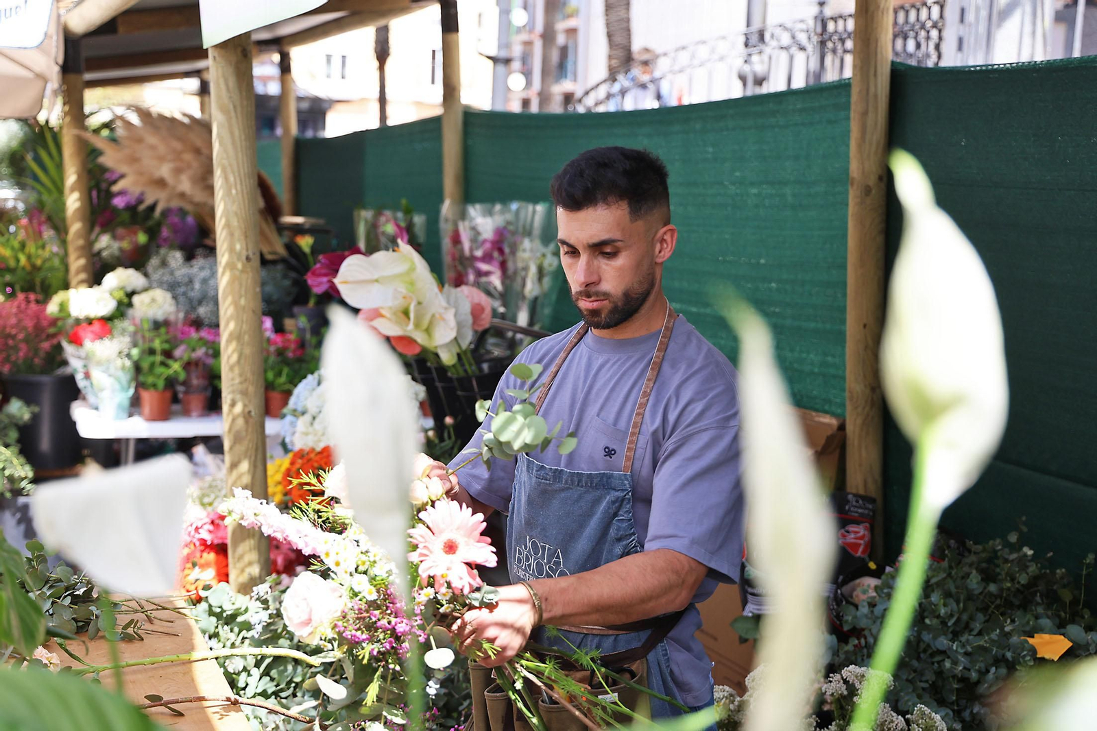 Imágenes del mercado floral ubicado en la Plaza de las Monjas de Huelva