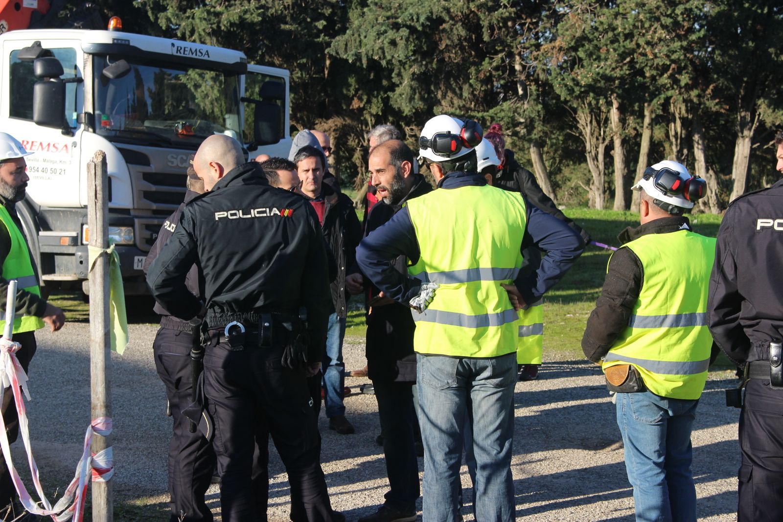 Antonio Romero habla con la Policía  tras intentar parar el derribo
