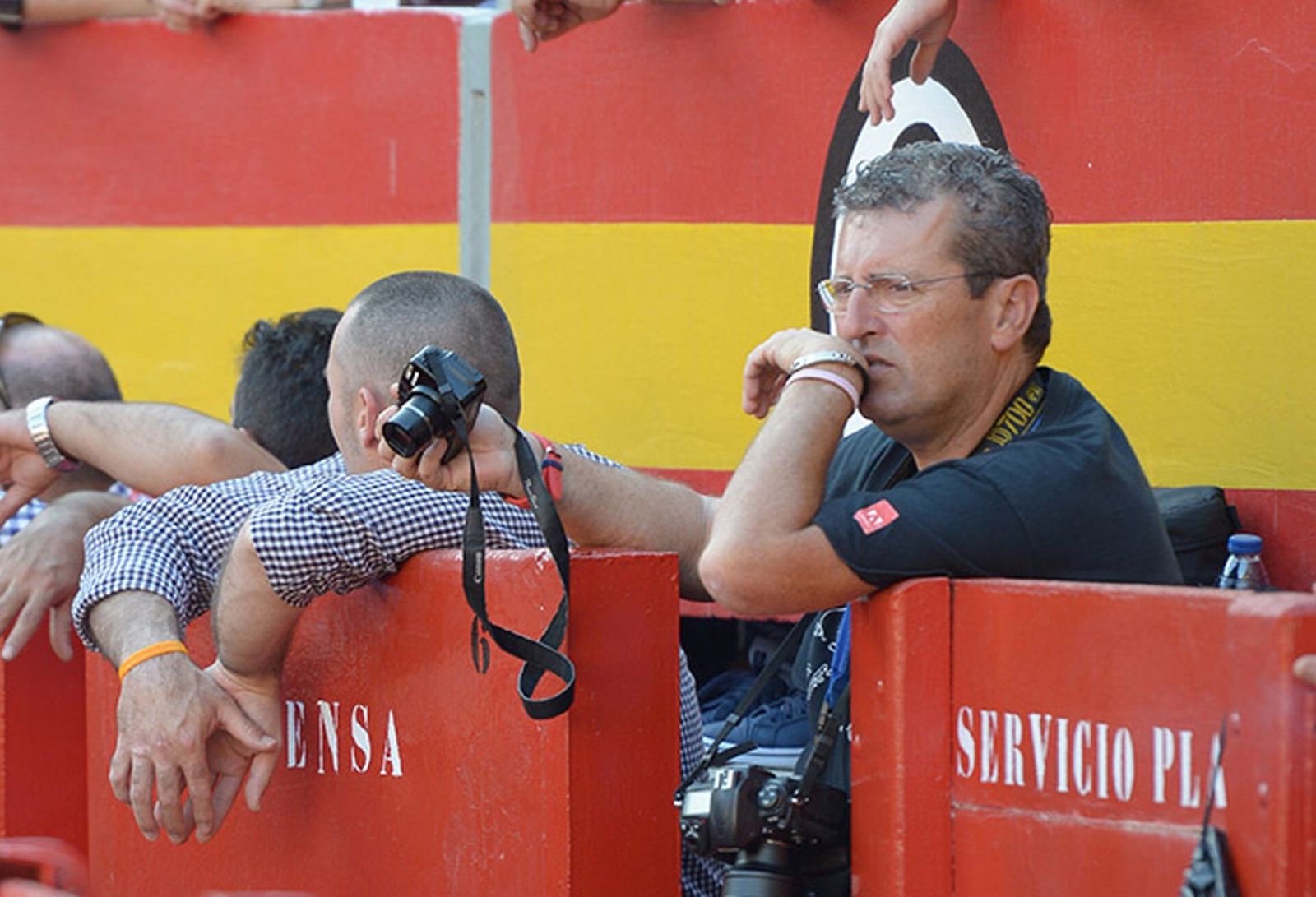 Baltasar Gálvez en el angosto callejón de la plaza de toros de Granada muy concentrado, cámara de fotos en ristre.